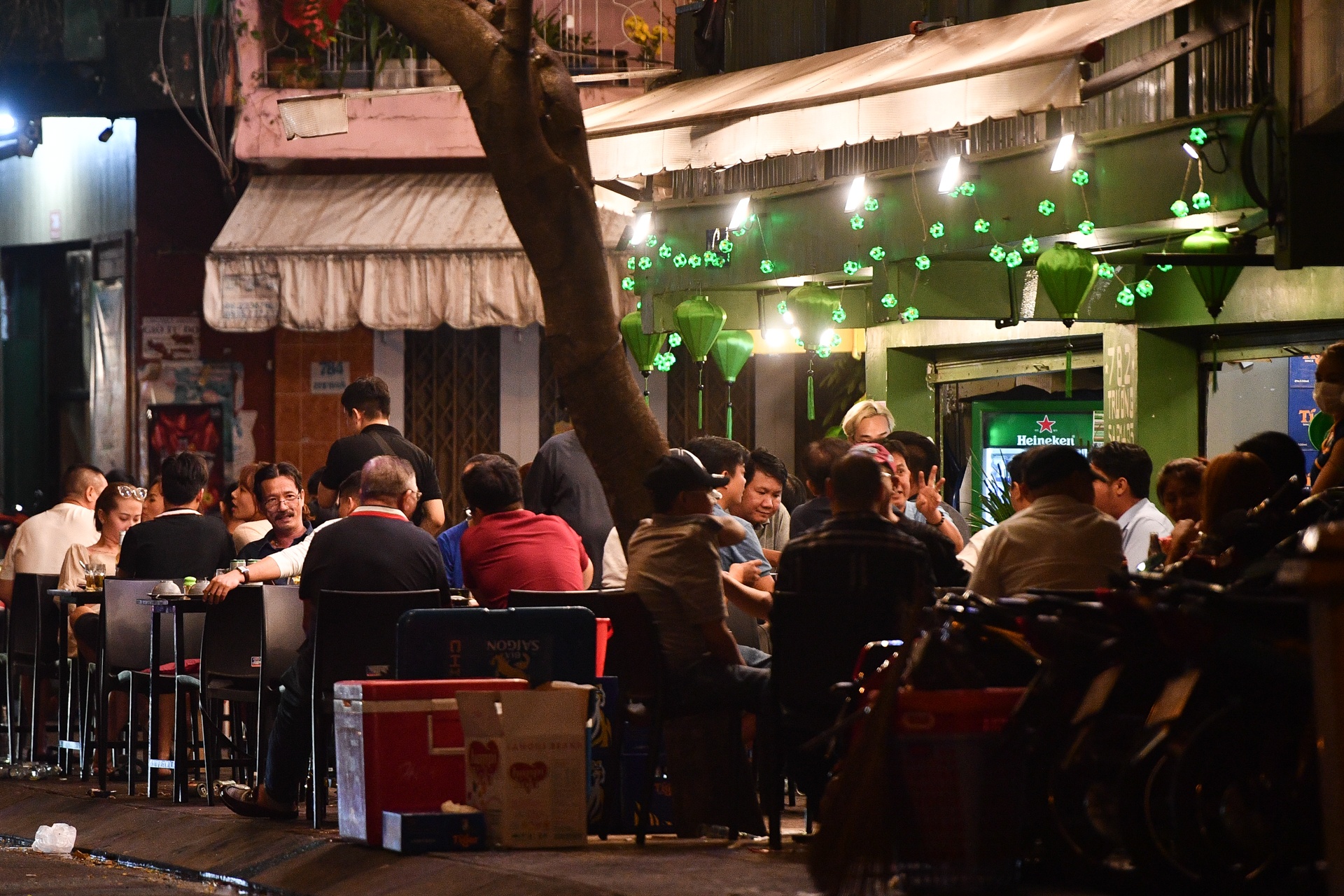 quan nhau dong duc dich Covid-19 anh 11