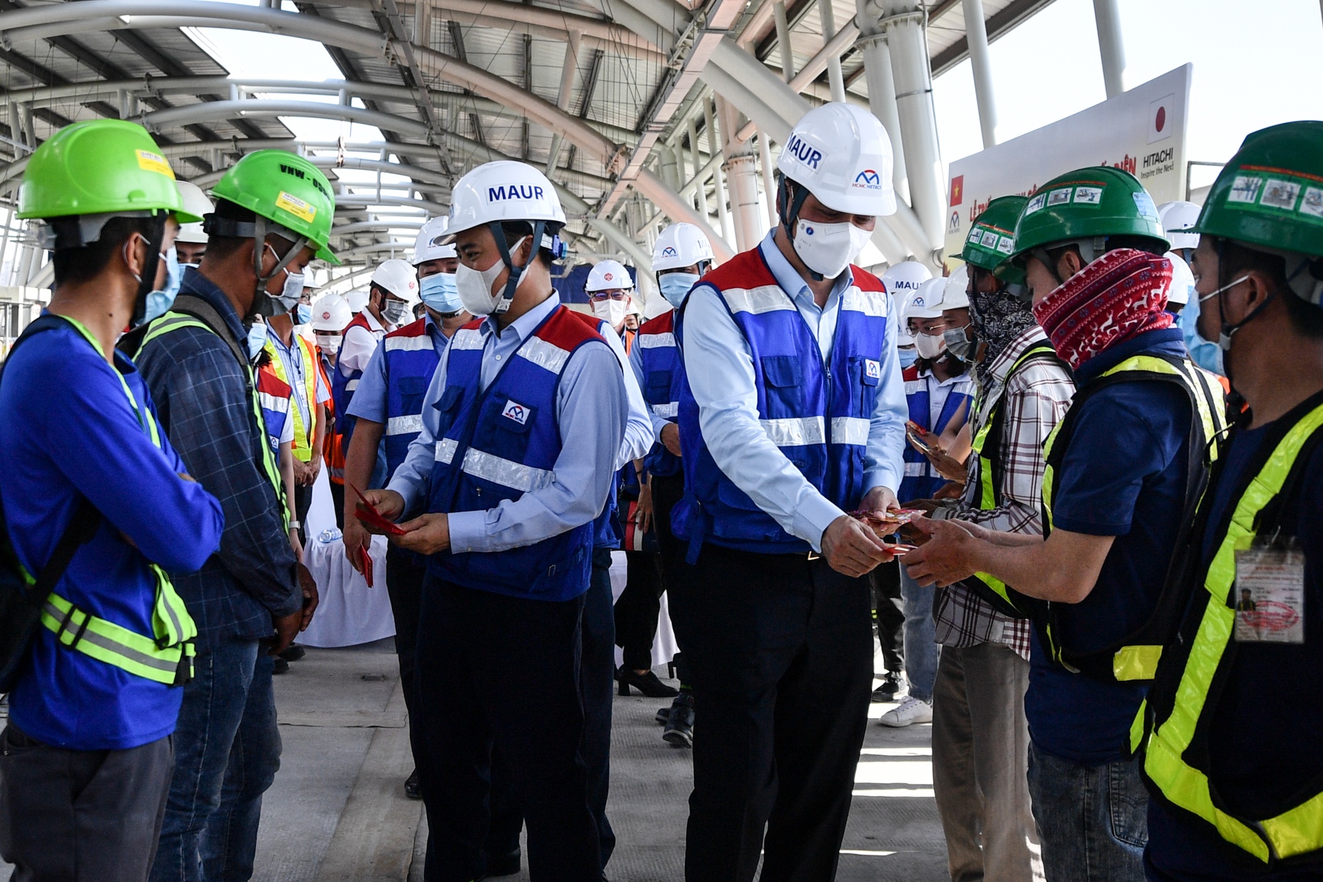 thi cong cap dien metro so 1 anh 9
