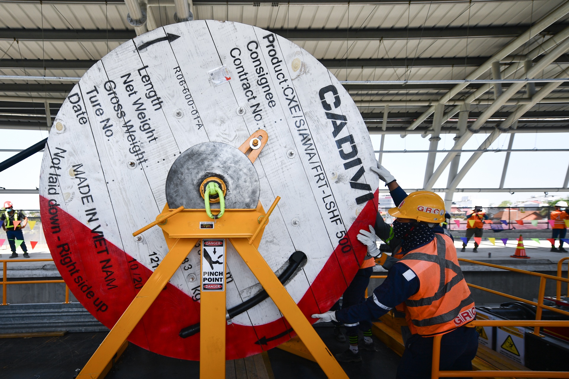 thi cong cap dien metro so 1 anh 6