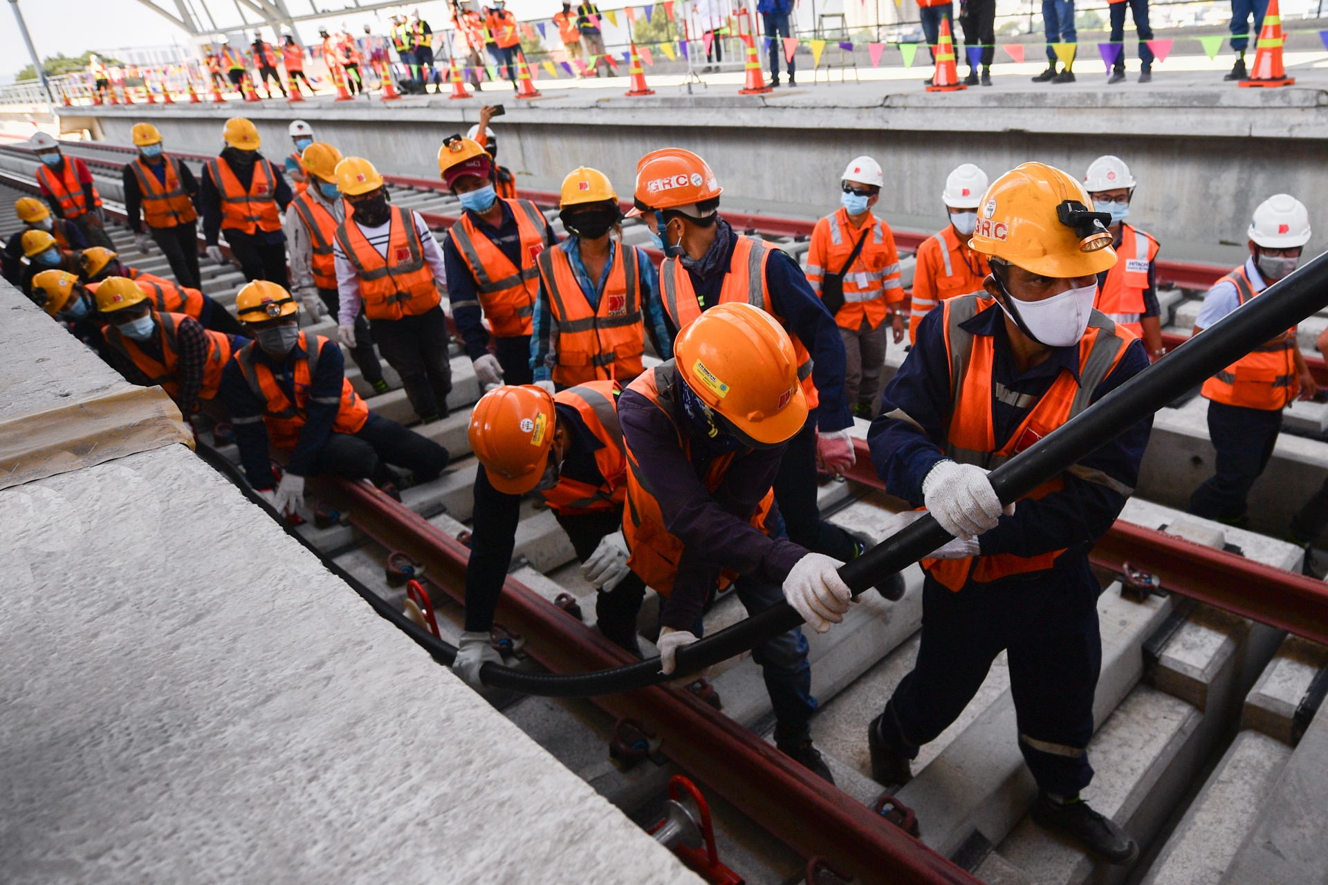 thi cong cap dien metro so 1 anh 7