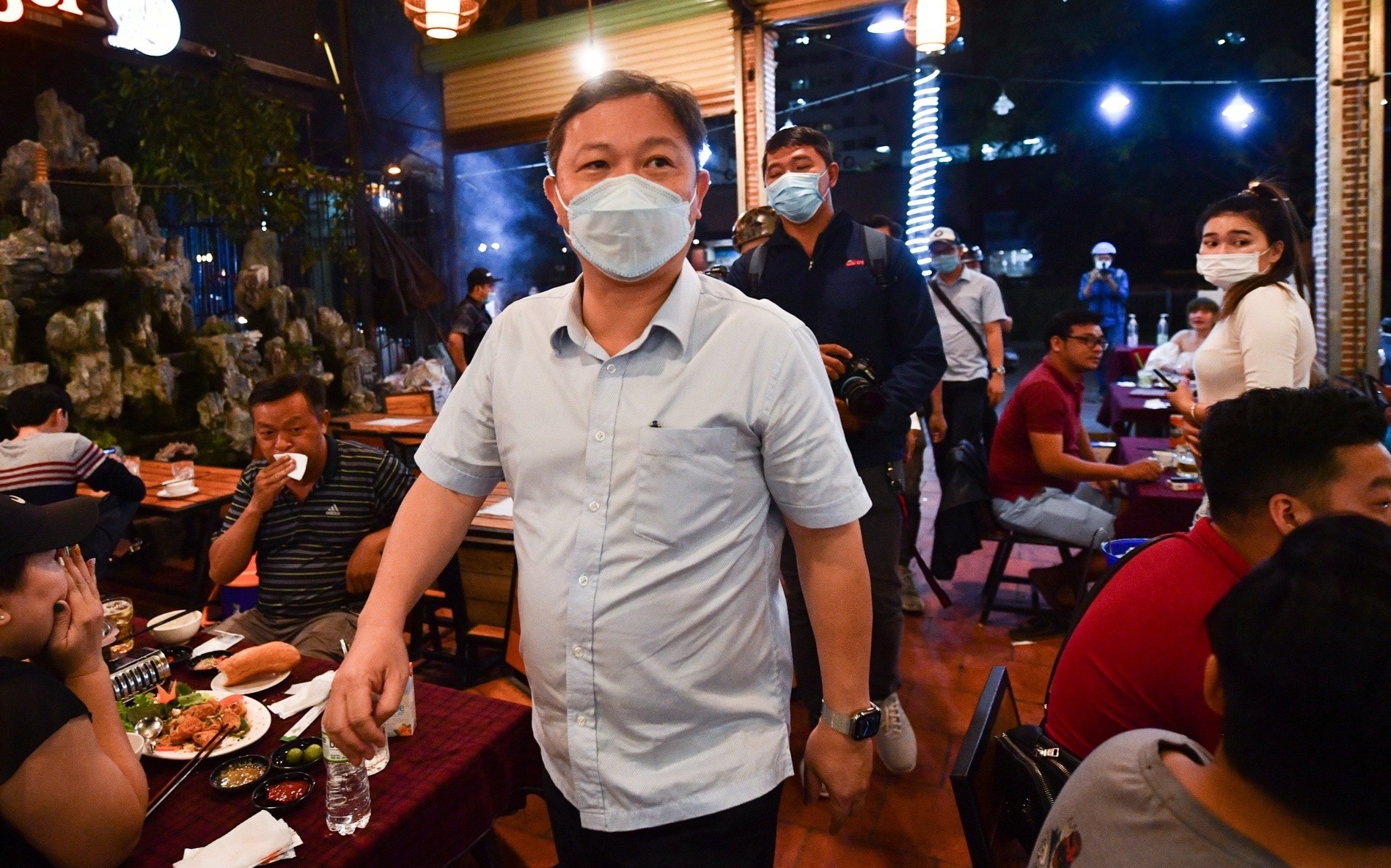 Lanh dao TP.HCM kiem tra viec phong dich tai quan nhau hinh anh