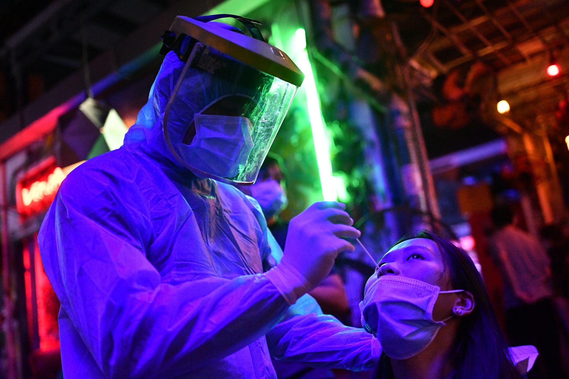 Doi quan truy tim Covid-19 tai TP.HCM hinh anh