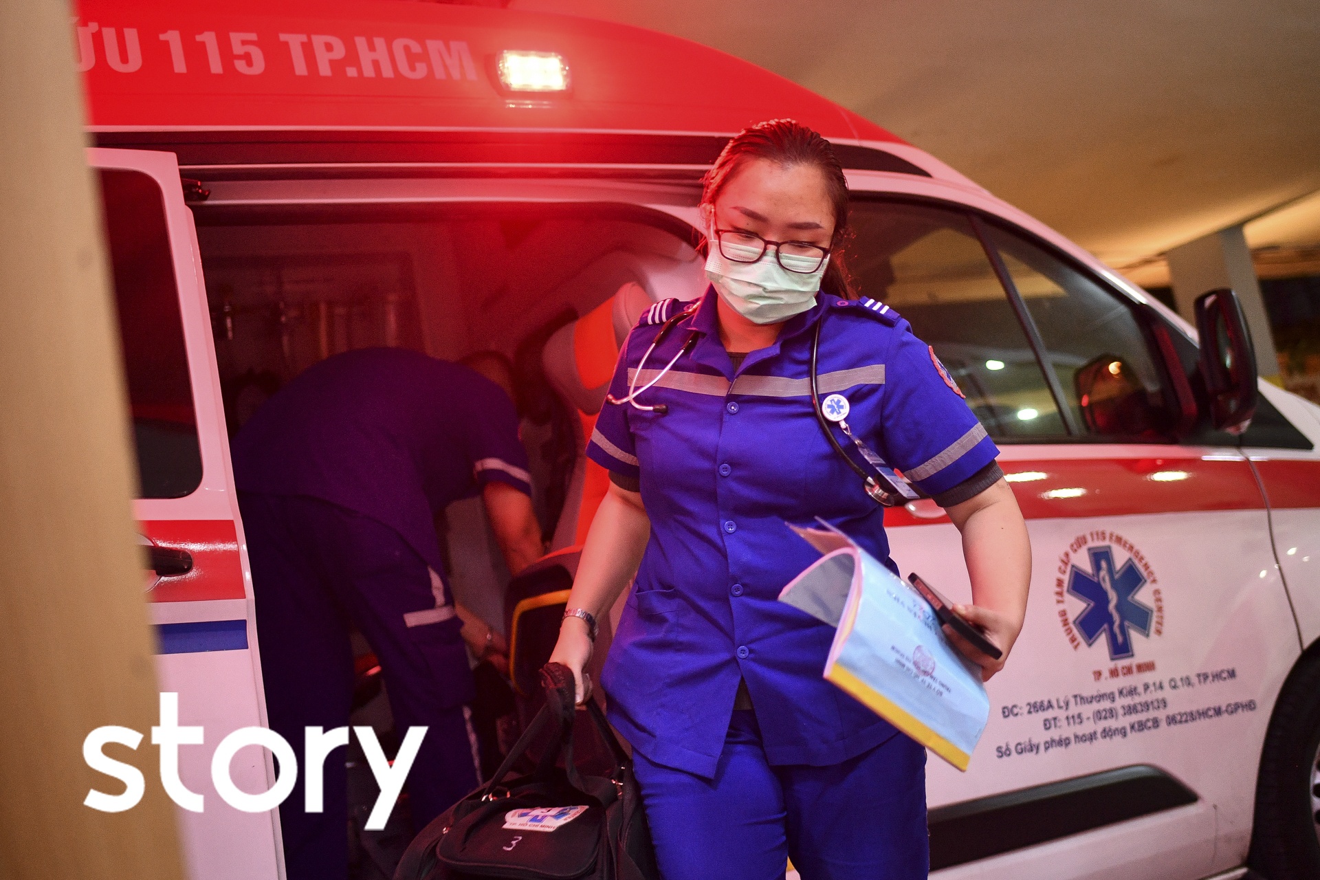 24 gio lam viec cang thang cua nu bac si cap cuu 115 TP.HCM hinh anh