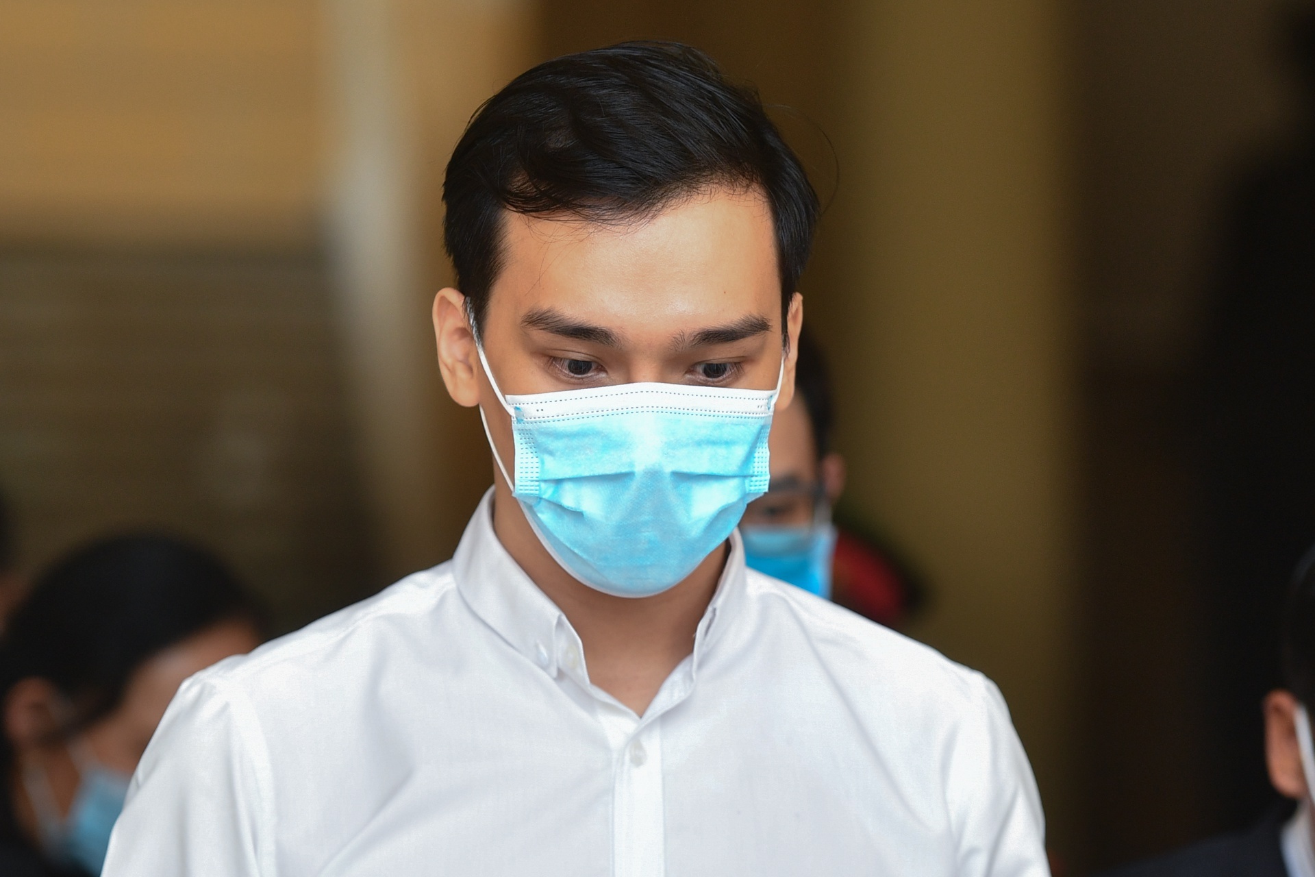 Hinh anh tai phien toa xu nam tiep vien Vietnam Airlines hinh anh