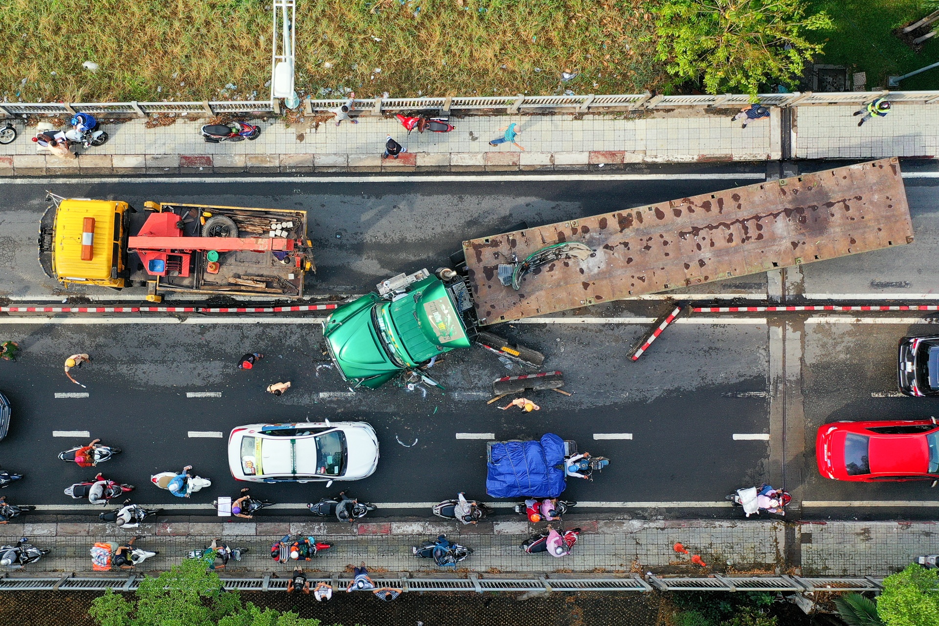 Giao thong te liet sau vu tai nan tren cau Tan Thuan 2 hinh anh