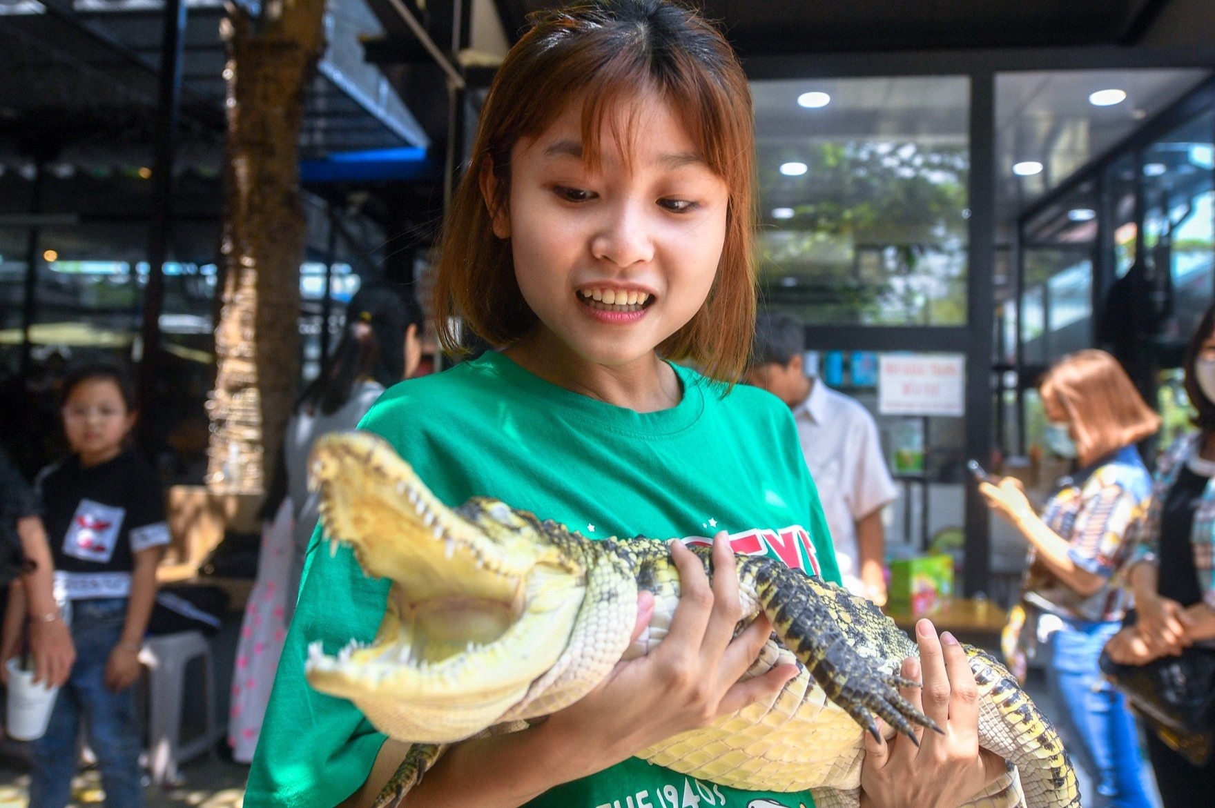 Quan ca phe cho khach chup hinh cung rong Nam My, ca sau o TP.HCM hinh anh