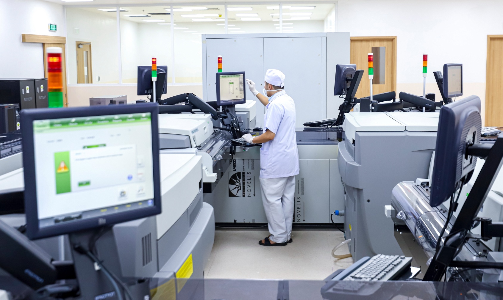 Benh vien gan 6.000 ty dong o TP.HCM vang benh nhan hinh anh