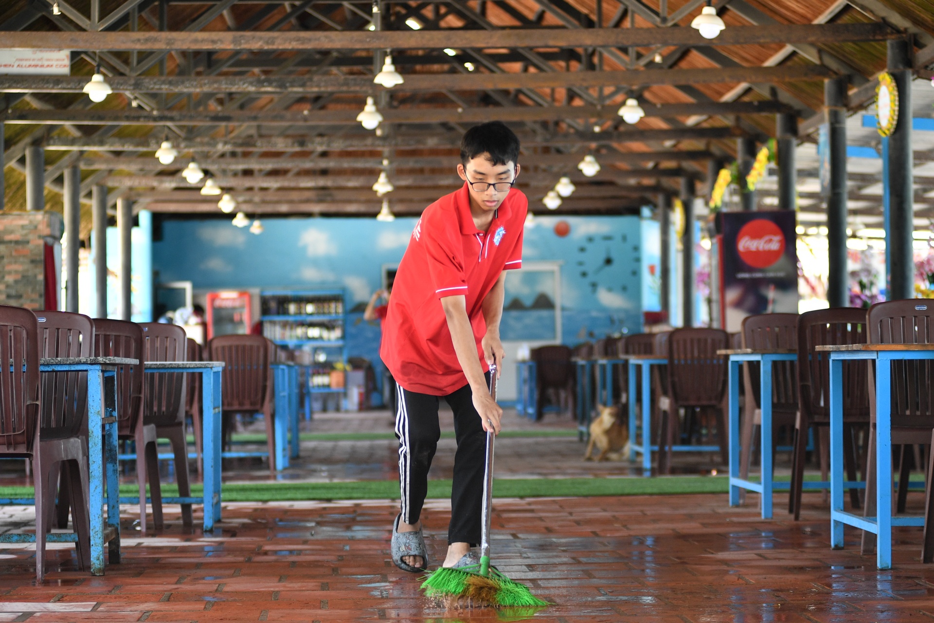 Chu nha hang o Mui Ne don dep co so cho khach du lich hinh anh