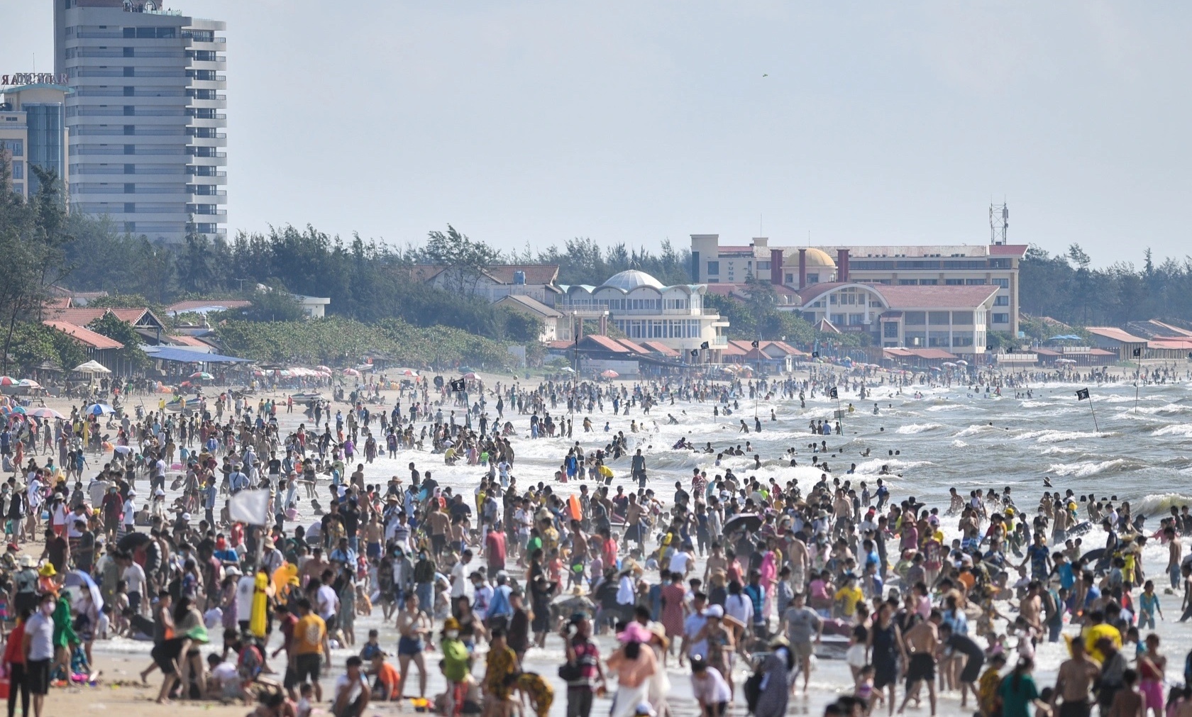 Luong nguoi den bai bien Vung Tau tang dot bien hinh anh