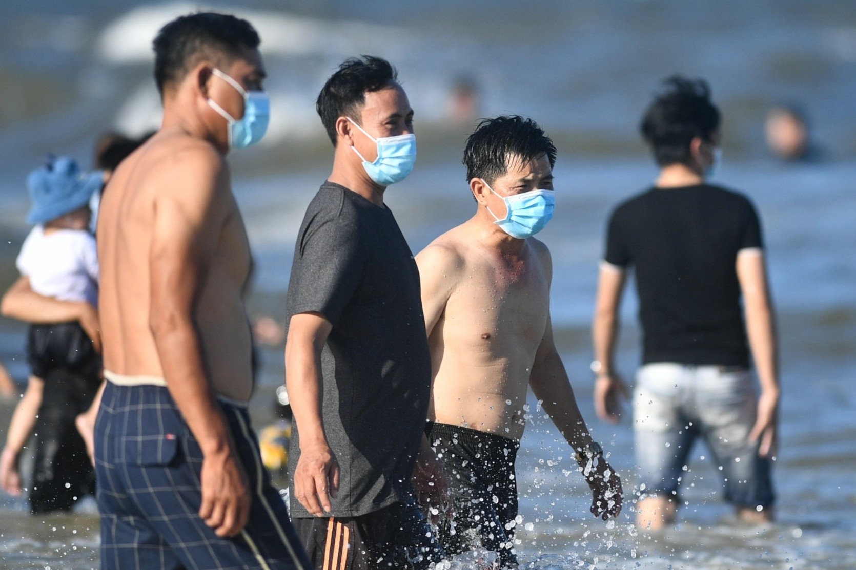 Du khach deo khau trang tam bien Vung Tau hinh anh