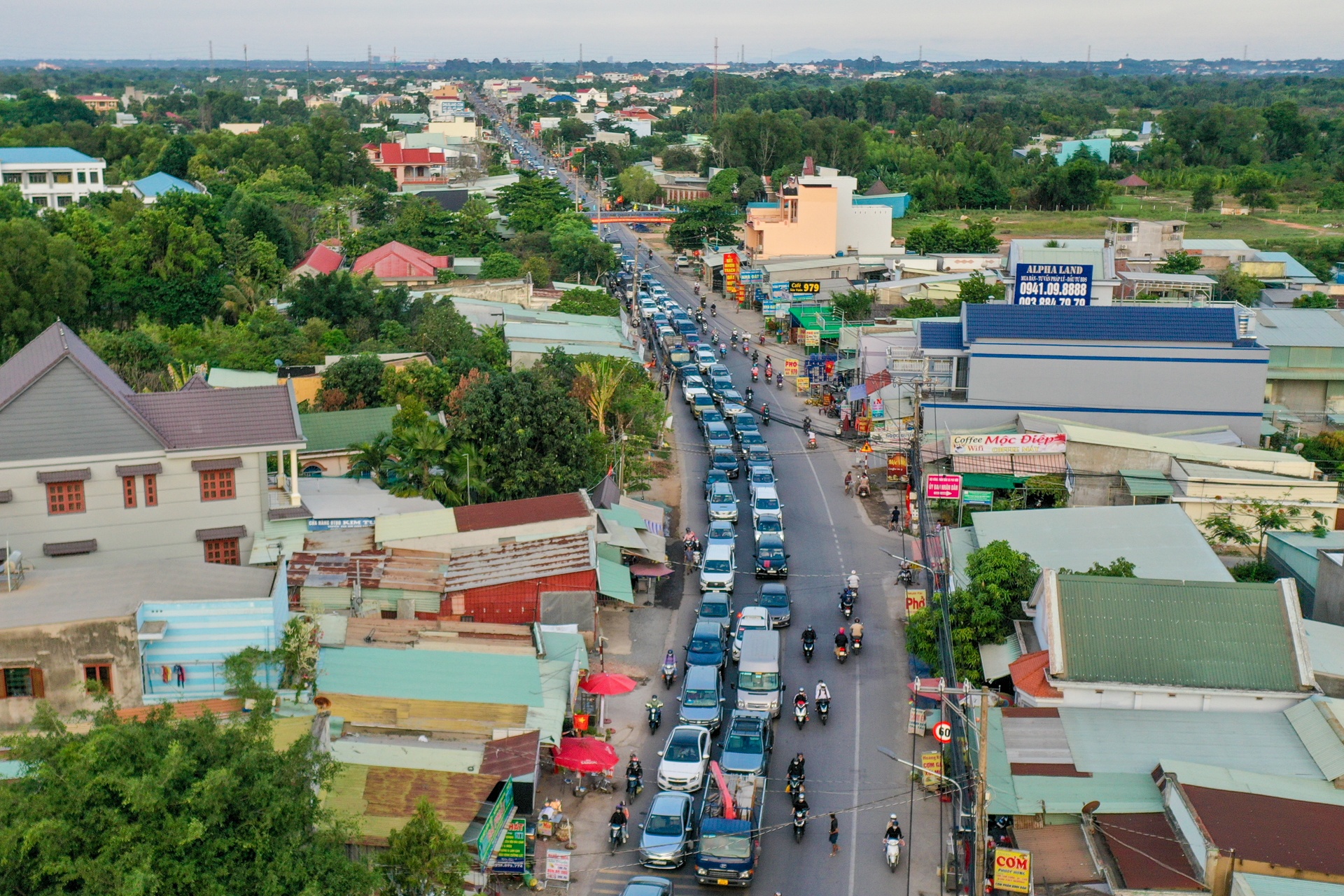 Oto xep hang hon 2 km cho qua pha Cat Lai hinh anh