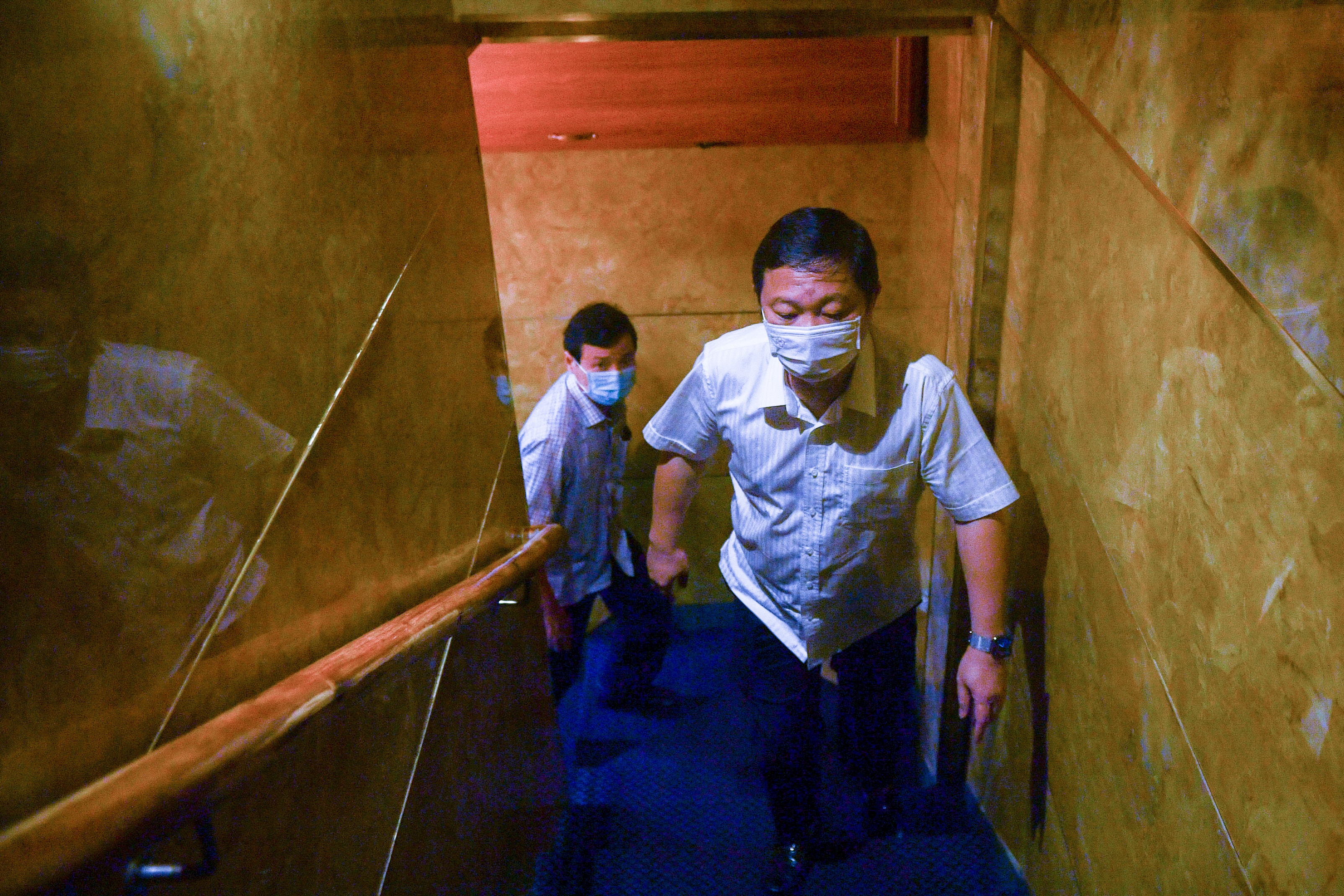 nhan vien nah hang bo tron khi khi kiem tra phong,  chong dich Covid-19. anh 1