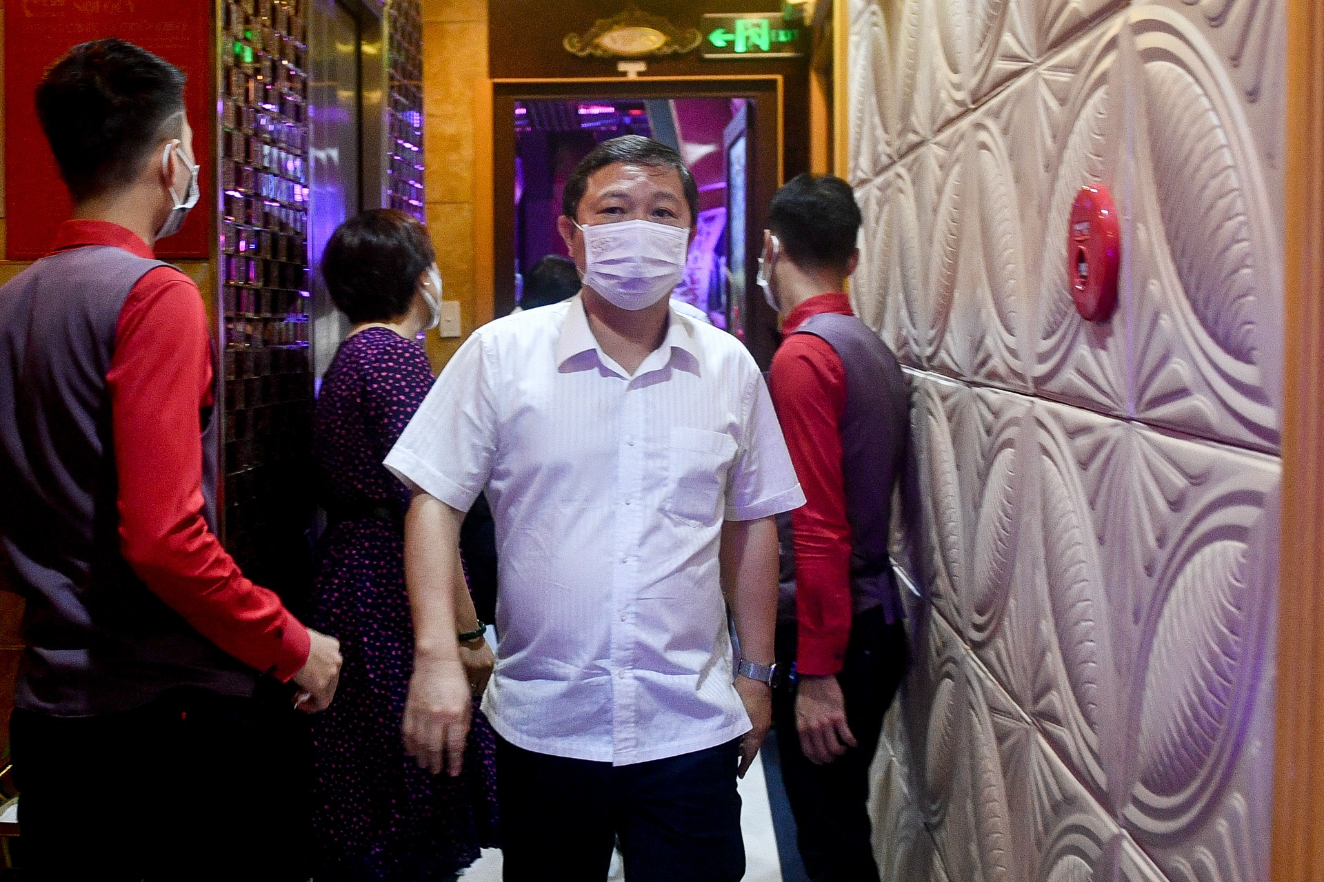 nhan vien nah hang bo tron khi khi kiem tra phong,  chong dich Covid-19. anh 10