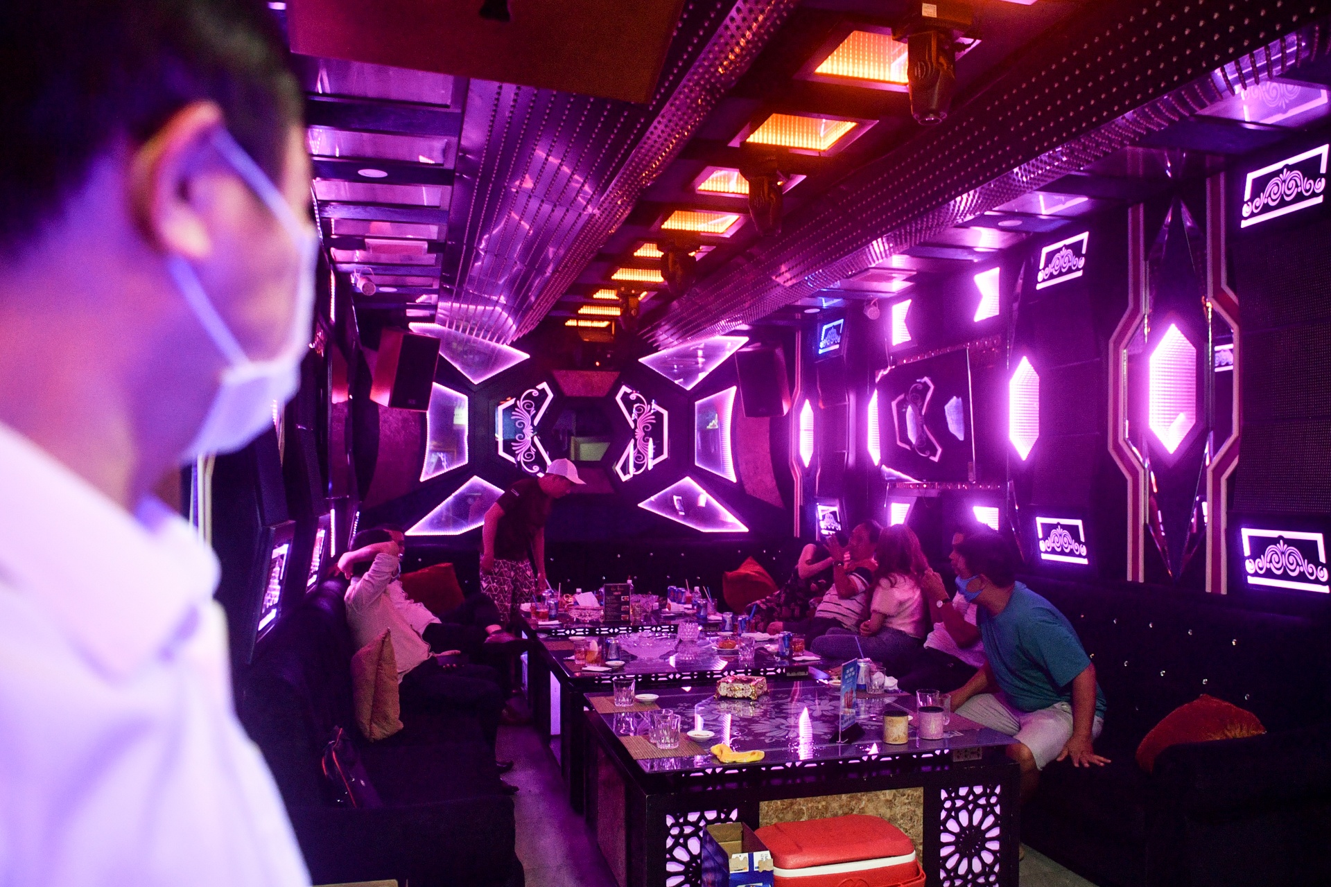 Nguoi dan ong phai di cap cuu vi hat karaoke qua hang hinh anh