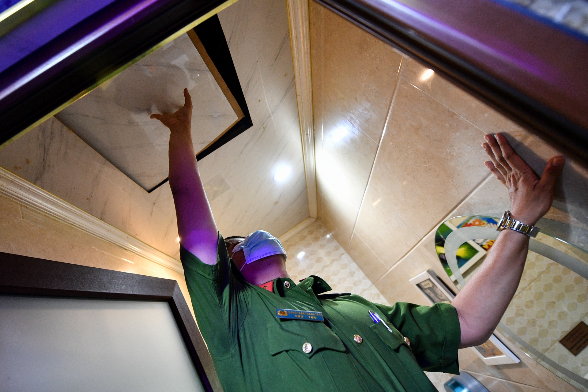 nhan vien nah hang bo tron khi khi kiem tra phong,  chong dich Covid-19. anh 4