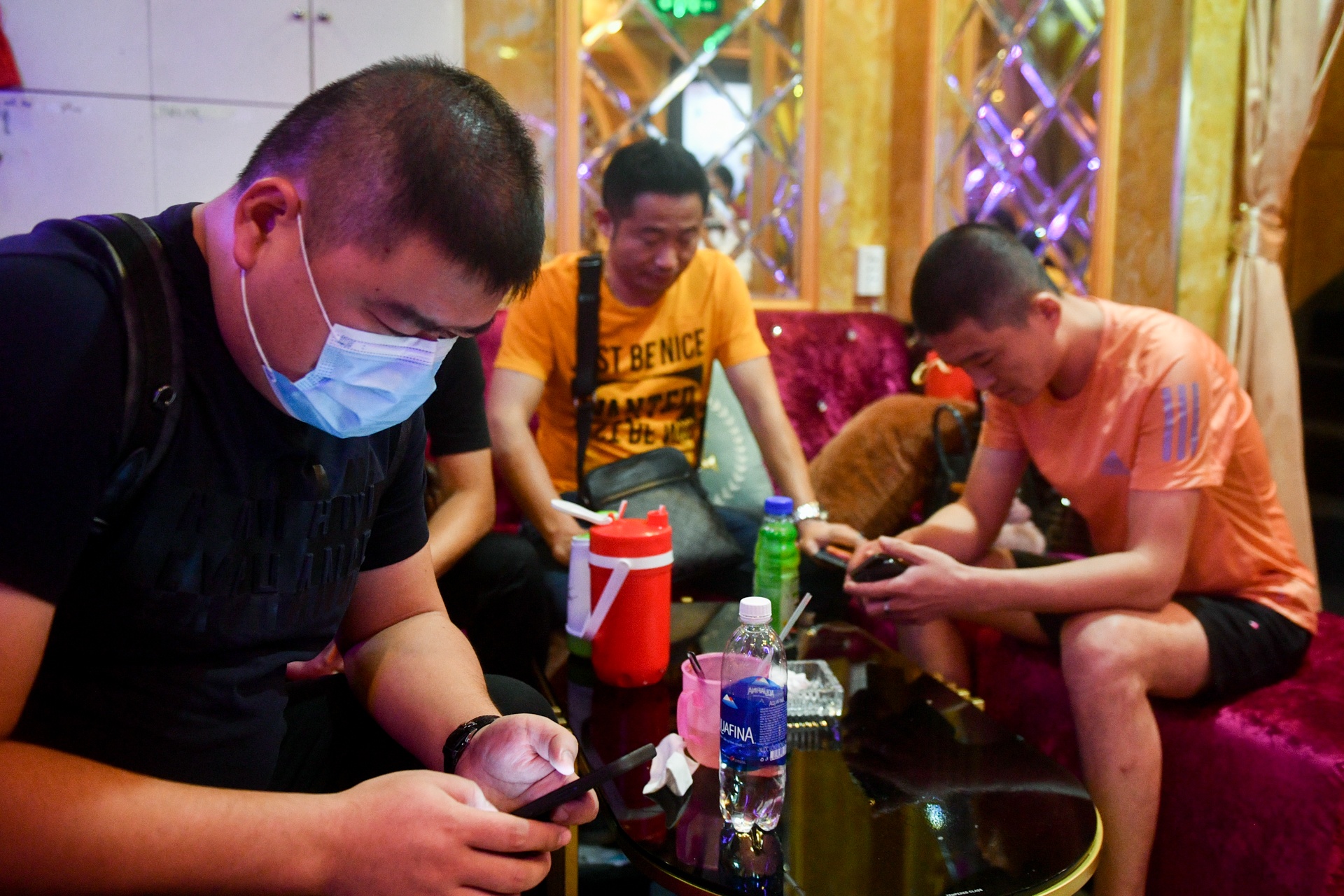 nhan vien nah hang bo tron khi khi kiem tra phong,  chong dich Covid-19. anh 9