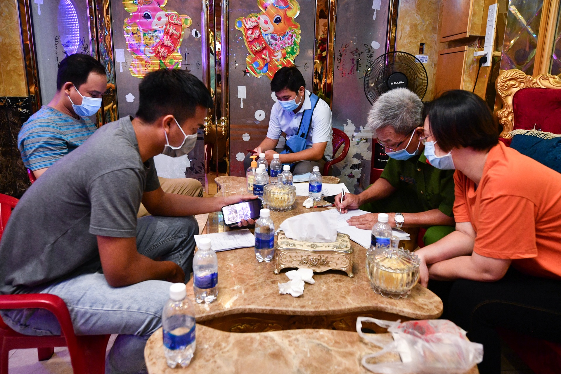 Xet nghiem nhan vien KTV anh 6