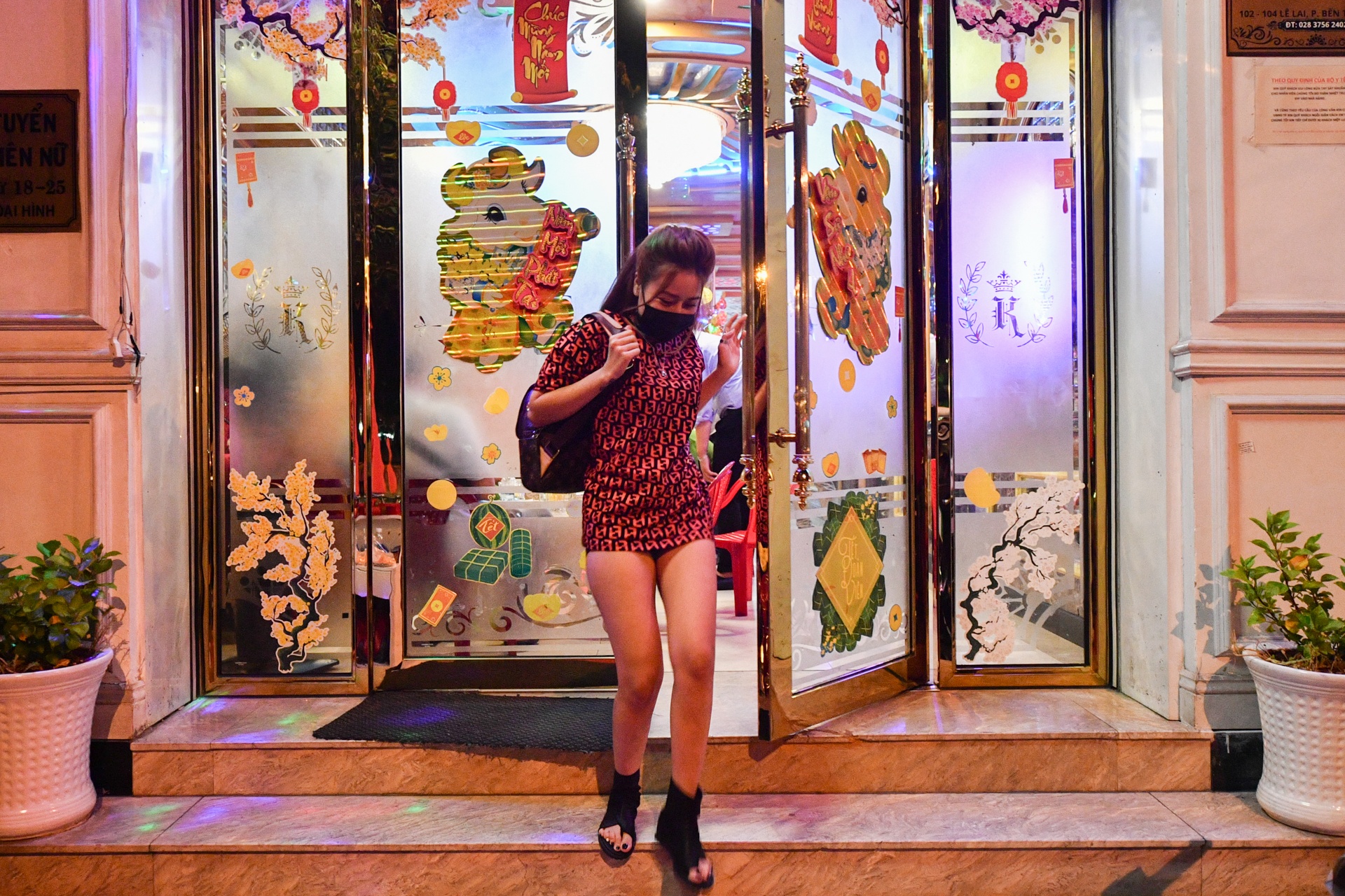 Xet nghiem nhan vien KTV anh 8