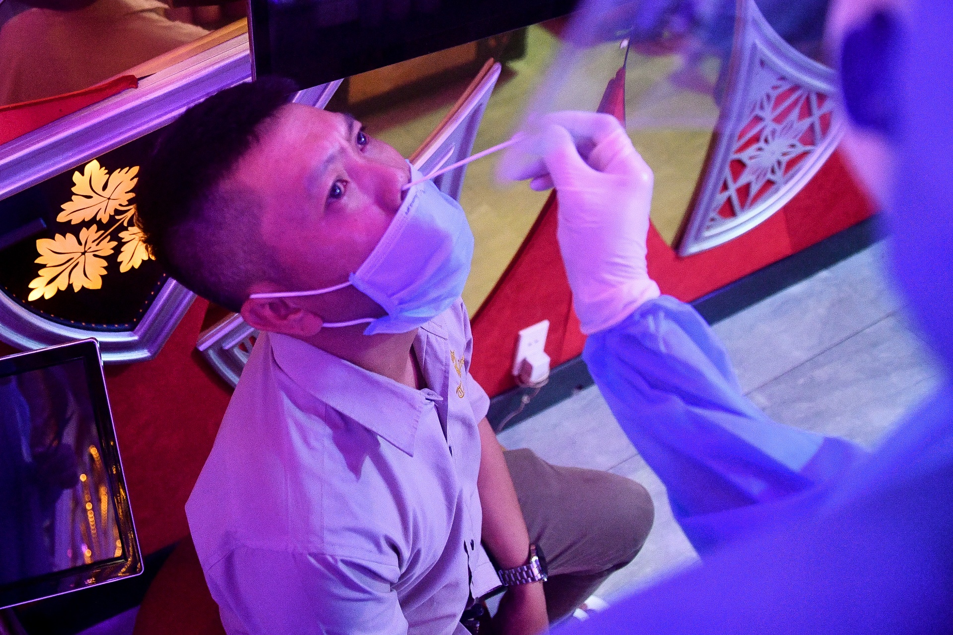 Xet nghiem nhan vien KTV anh 7