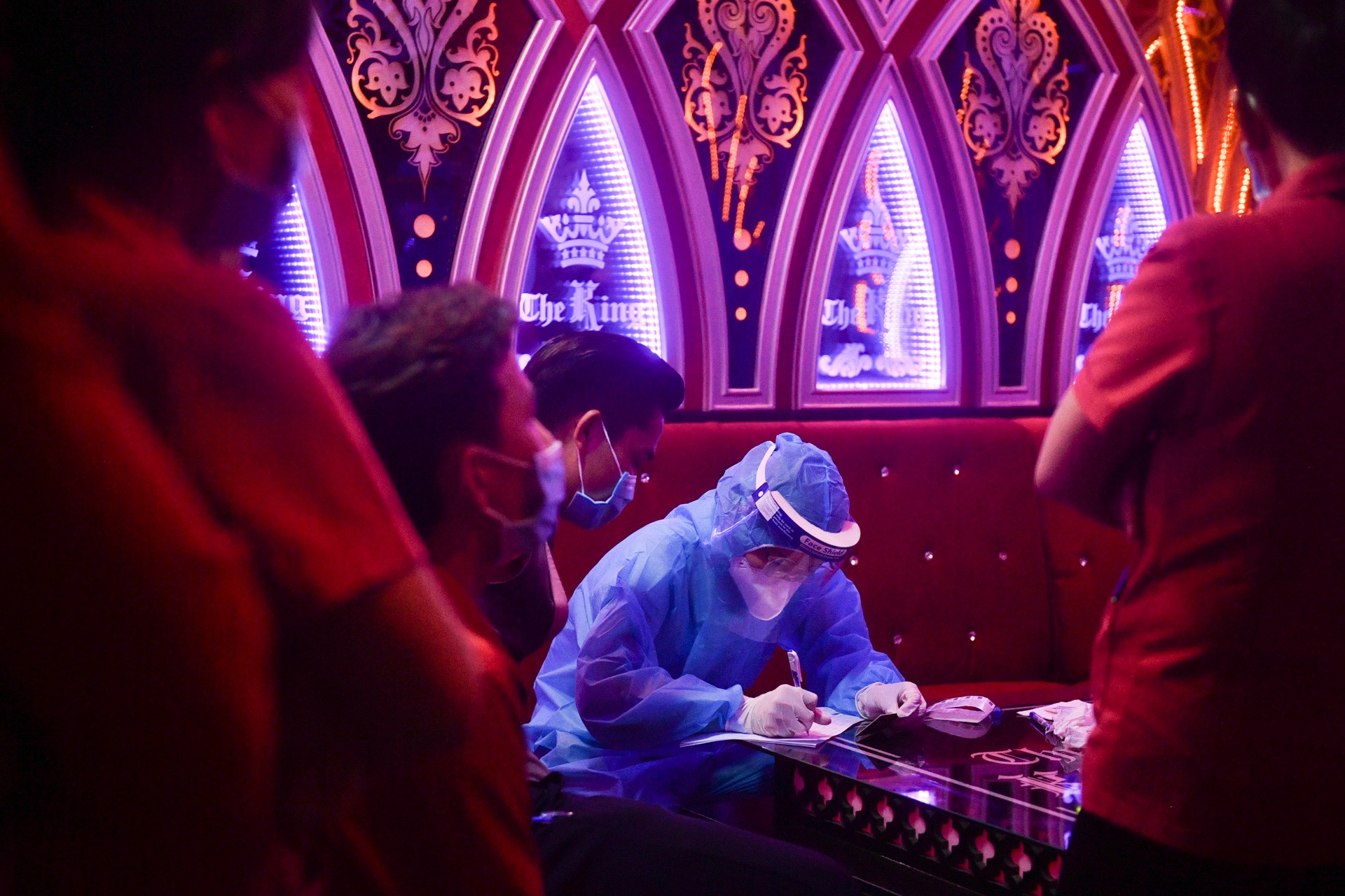 Xet nghiem nhan vien KTV anh 3