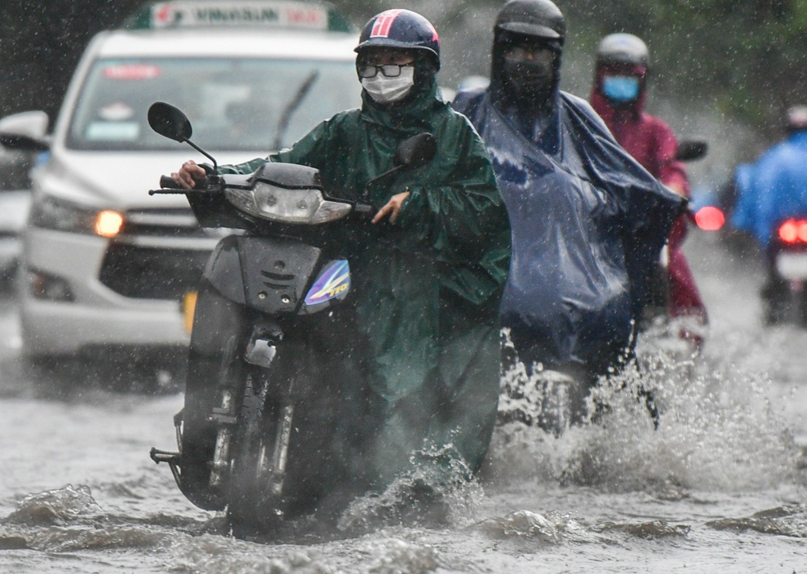 Nguoi dan TP.HCM dat bo xe may di lam trong mua lon hinh anh