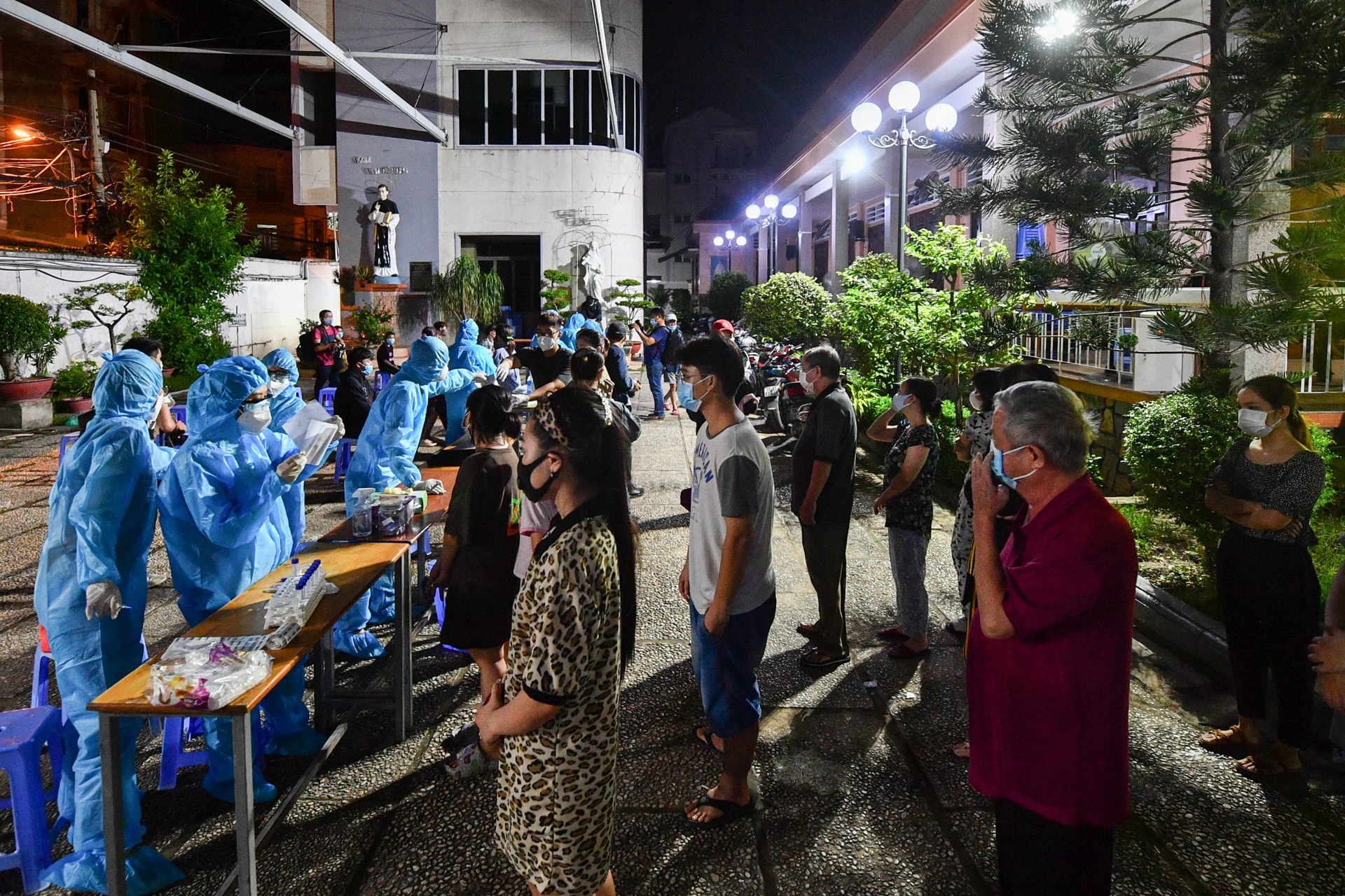 Xet nghiem 50.000 nguoi o Go Vap anh 14