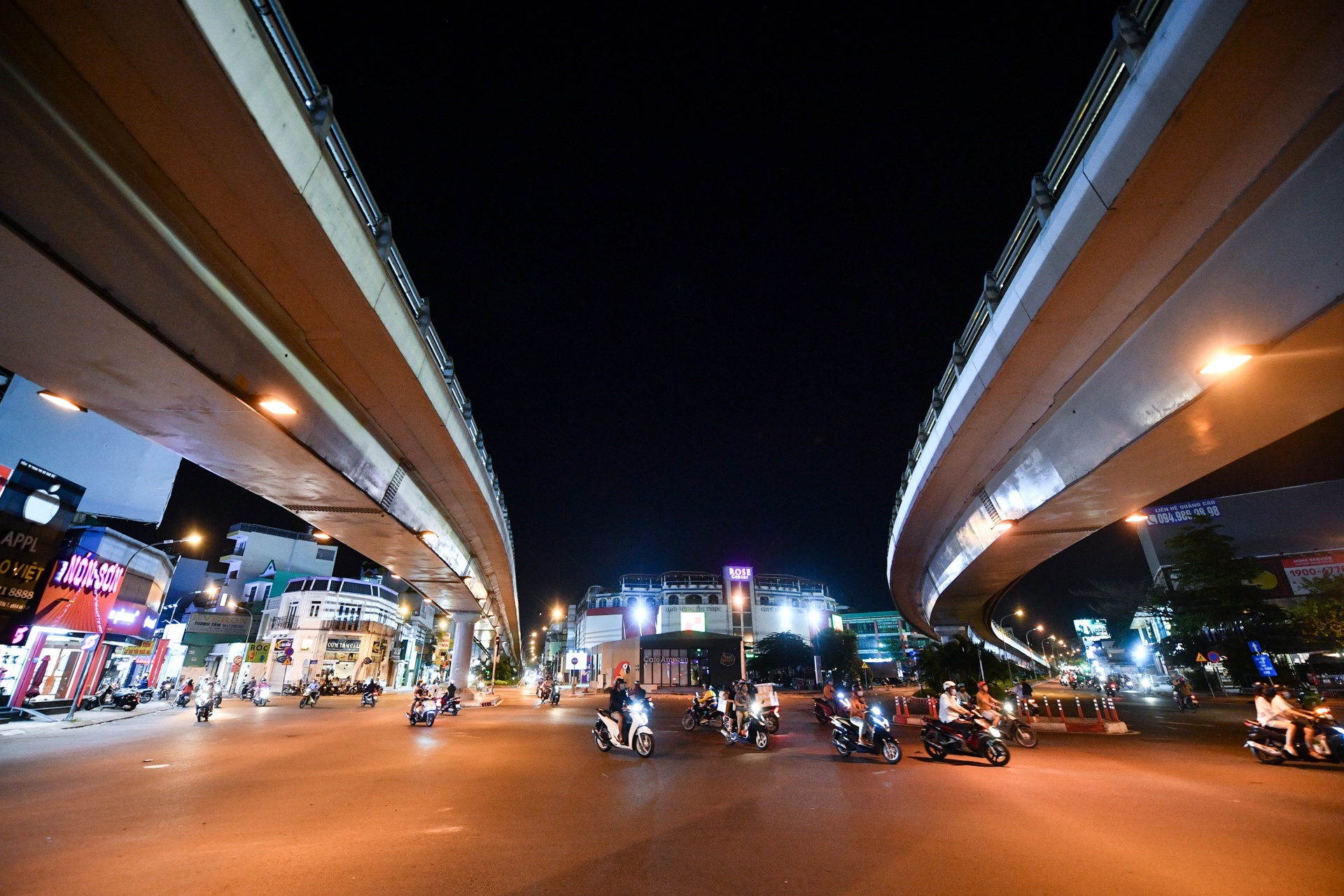 Duong pho o quan Go Vap truoc gio cach ly xa hoi hinh anh