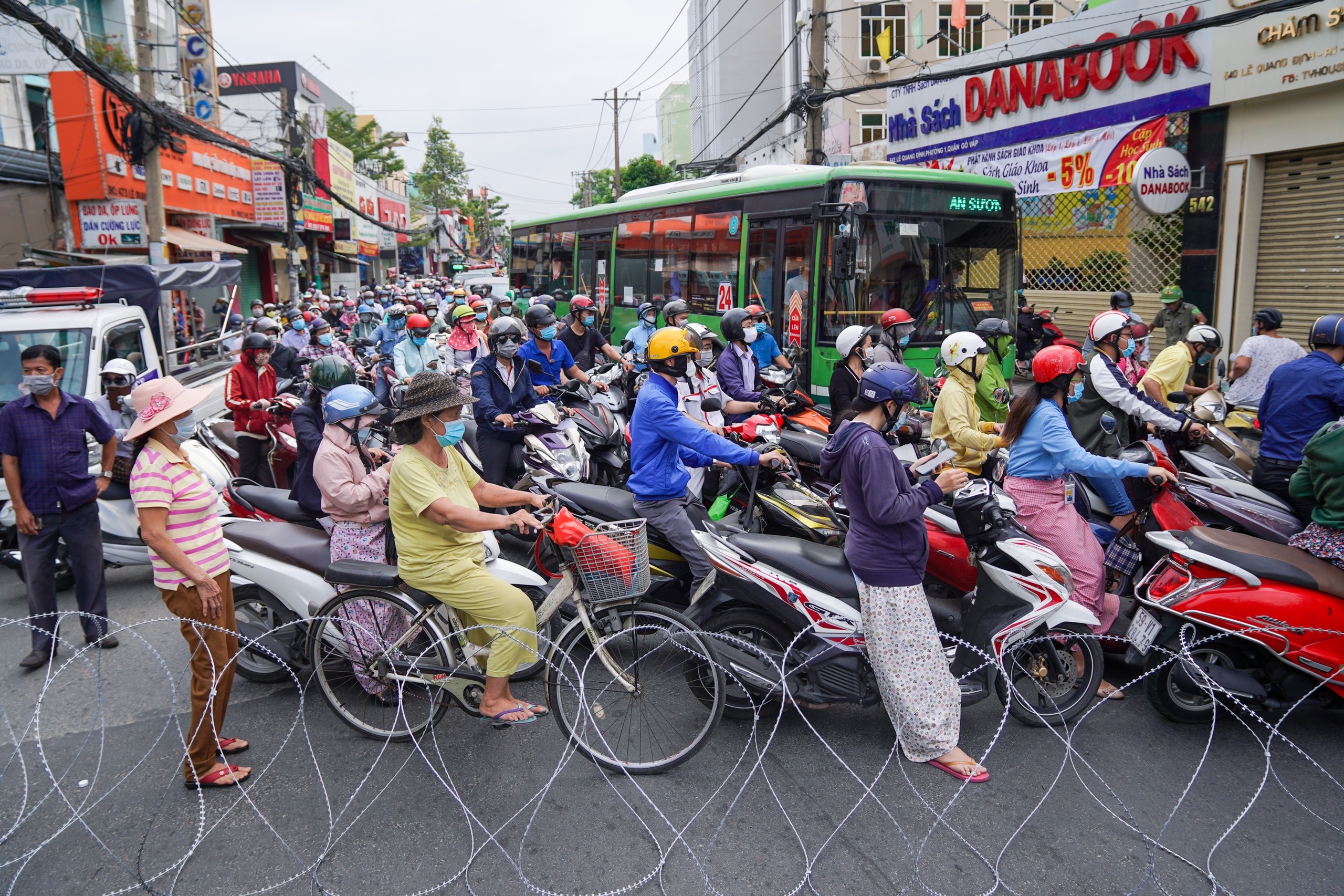 100 ngay gian cach tai TP.HCM anh 7