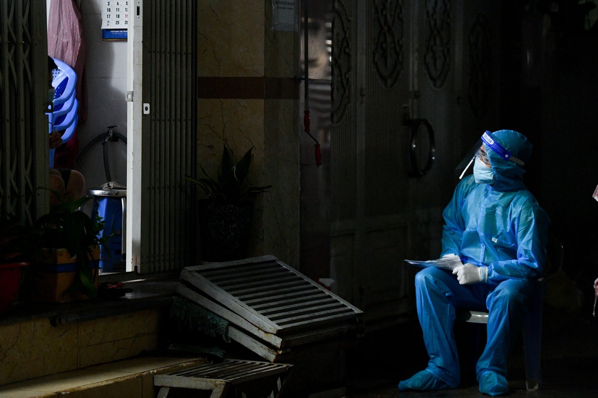 Nhung nguoi dau tien tro chuyen voi F0 trong tam dich Go Vap hinh anh