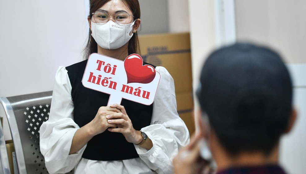 Nguoi dan TP.HCM xep hang hien mau hinh anh