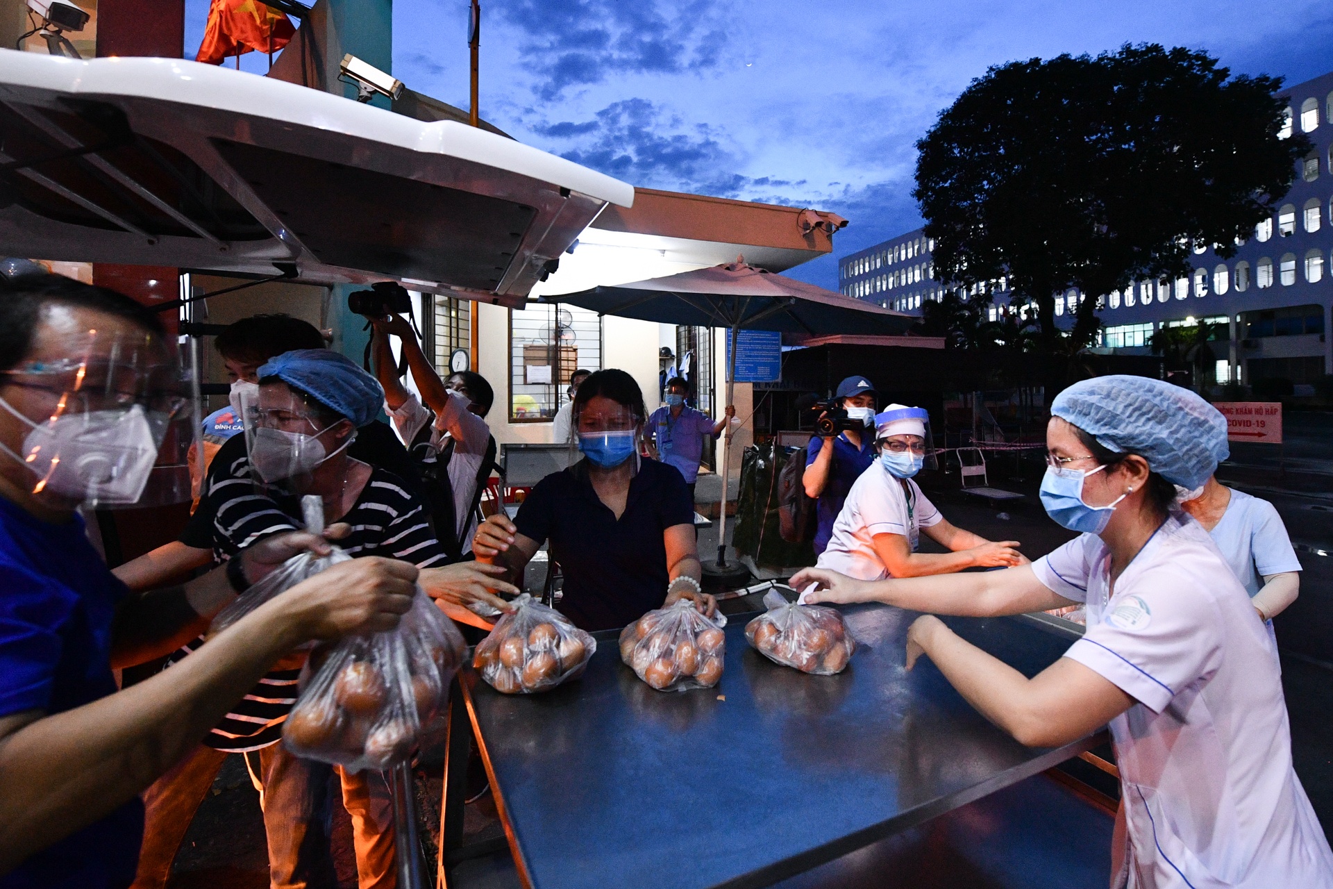 Covid-19 tai Benh vien nhiet doi TP.HCM anh 10