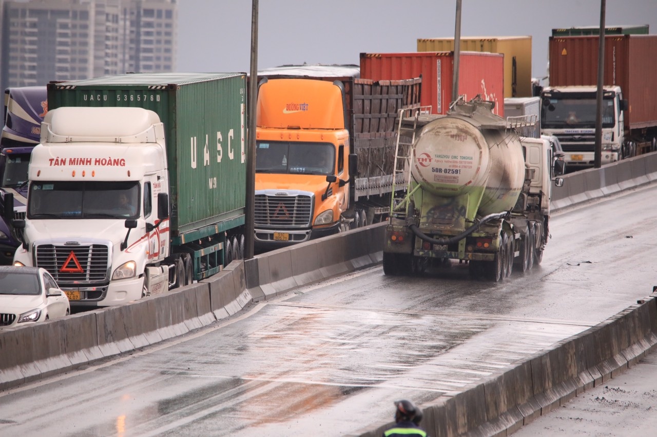 Ket xe 4 gio tren cau Phu My sau tai nan lien hoan hinh anh