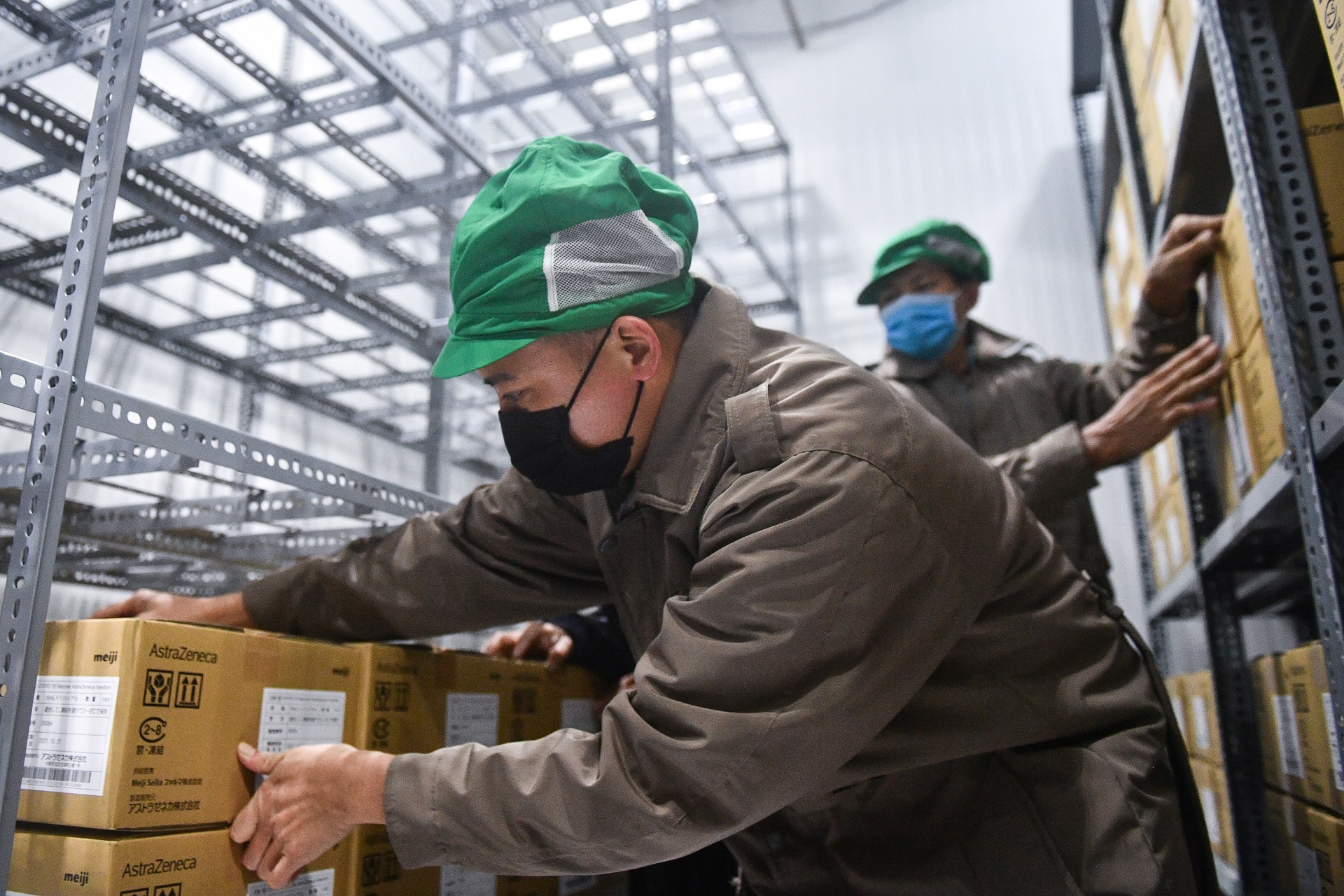 Ben trong kho lanh chua 836.000 lieu vaccine Covid-19 o TP.HCM hinh anh