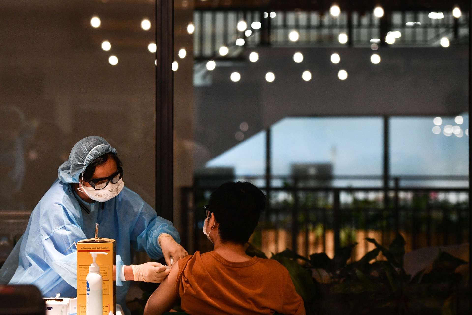 tiem vaccine covid-19 TP.HCM anh 10