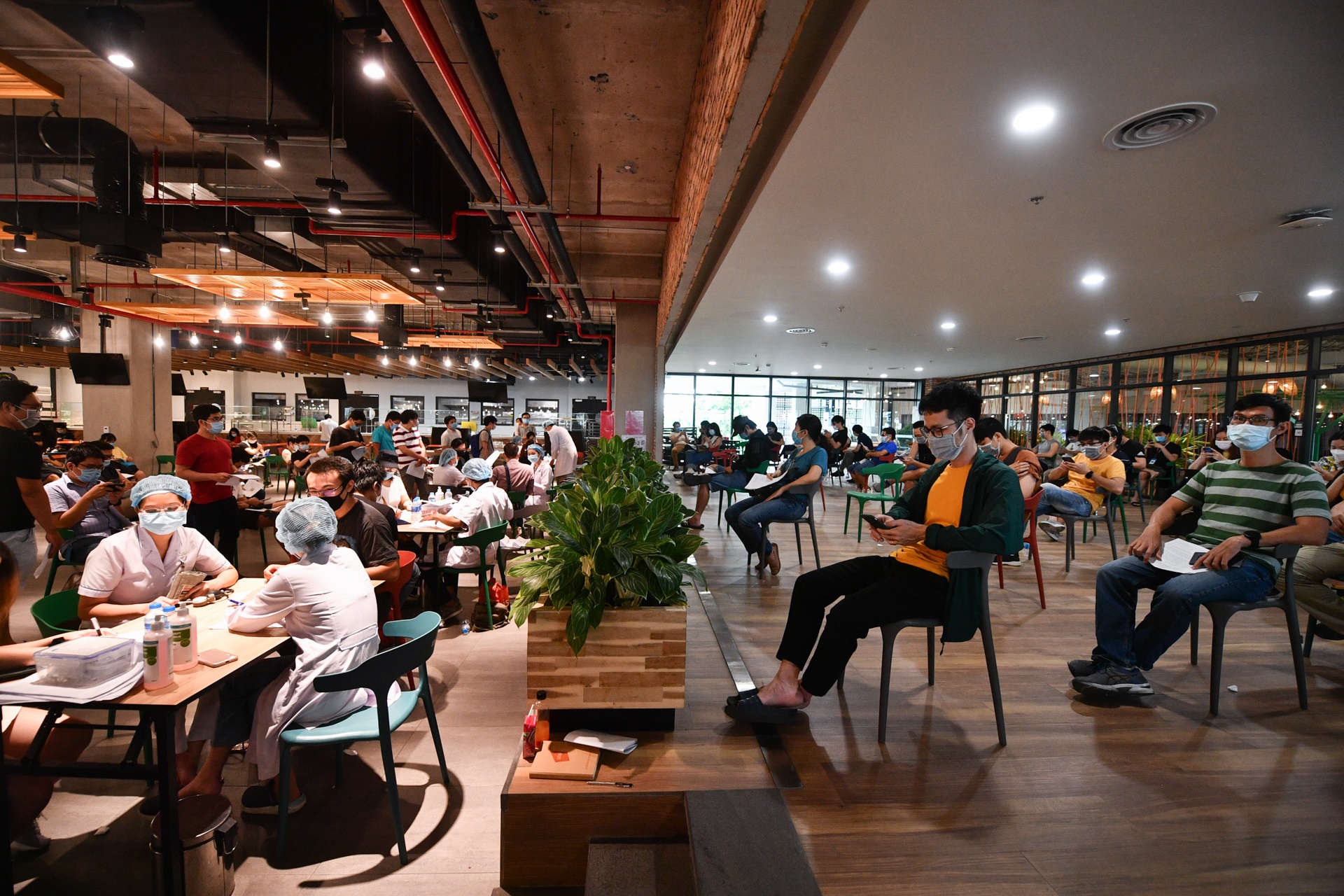 vaccine Covid-19 tai TP.HCM anh 26