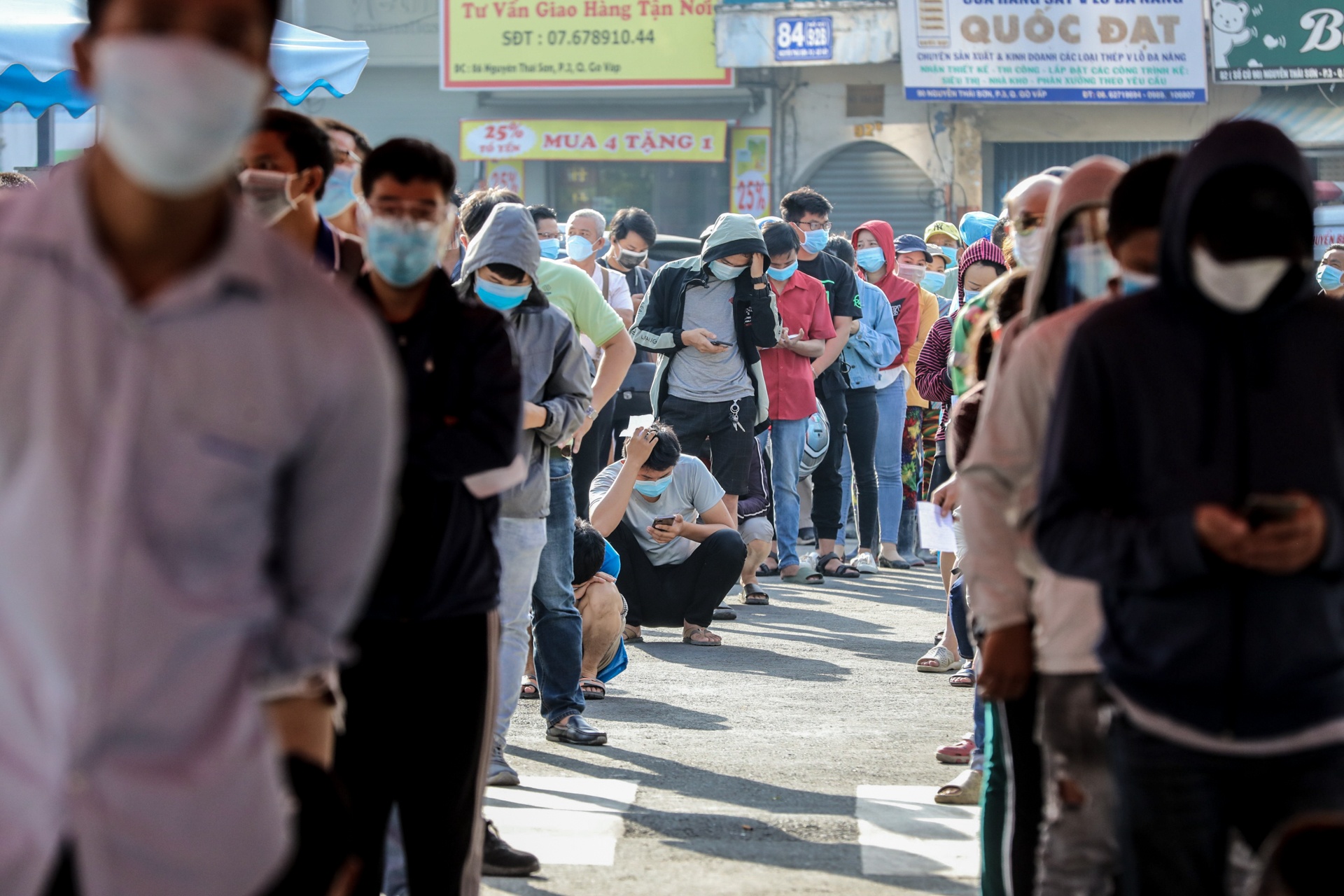 Nguoi dan TP.HCM xep hang xet nghiem Covid-19 hinh anh