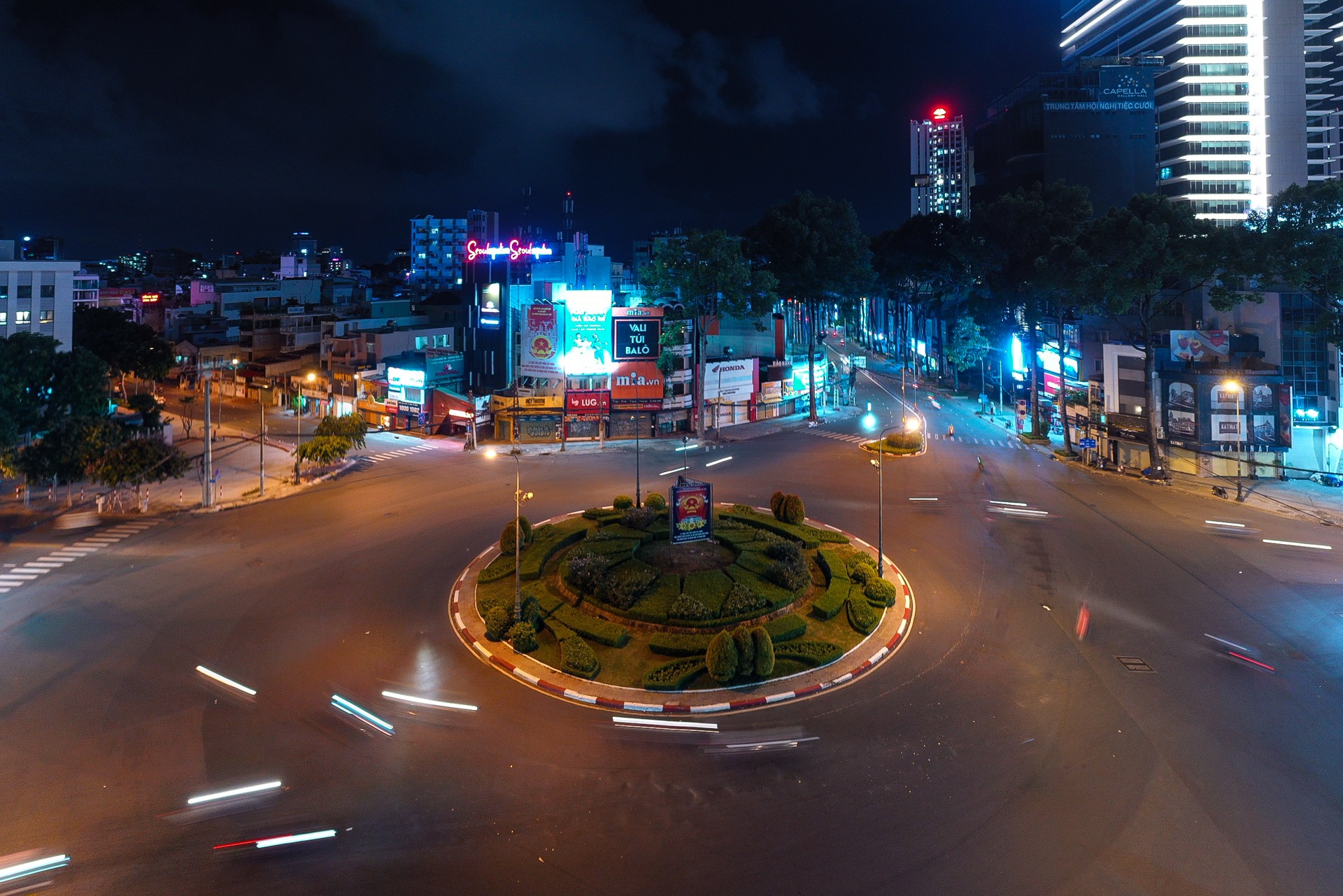 TP.HCM ngay dau gian cach anh 16