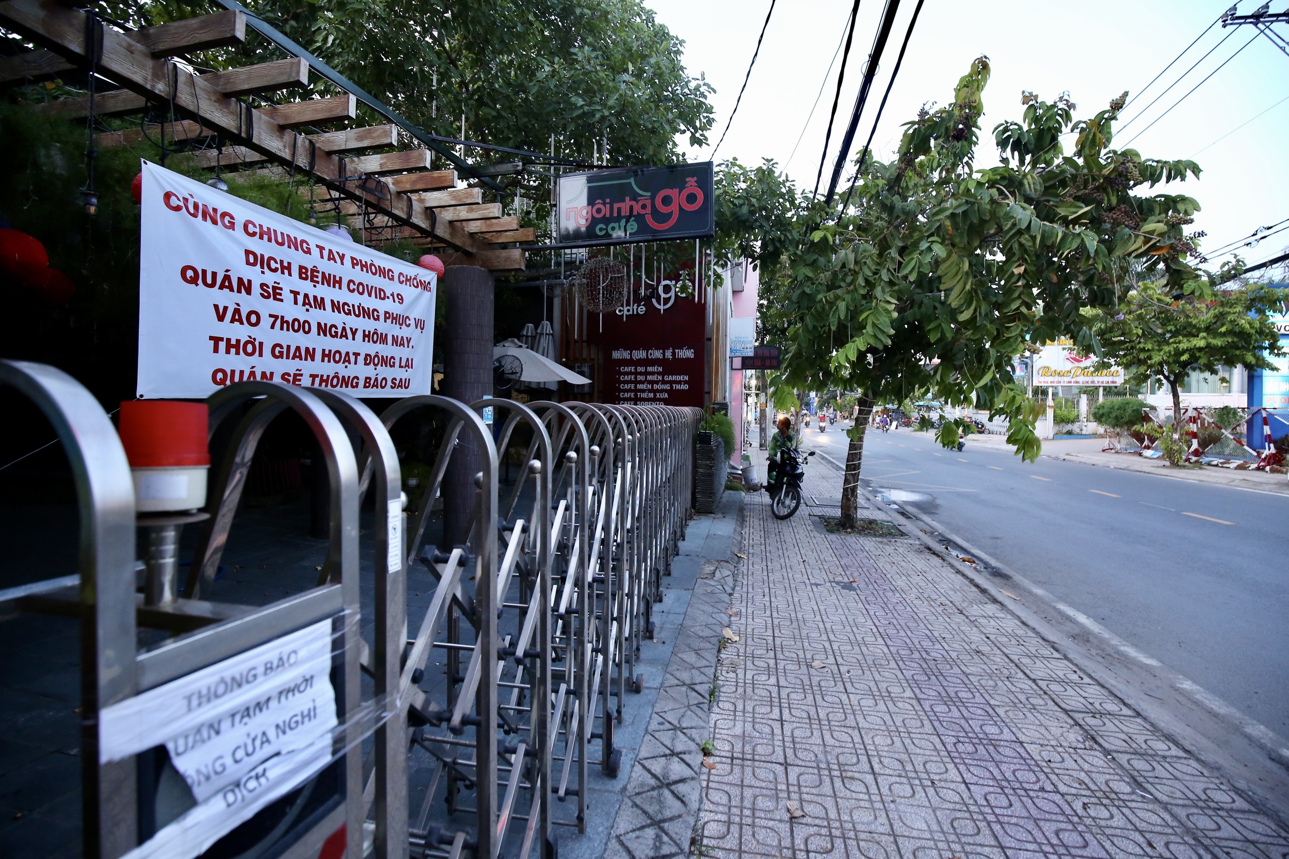 TP.HCM ngay dau gian cach anh 15