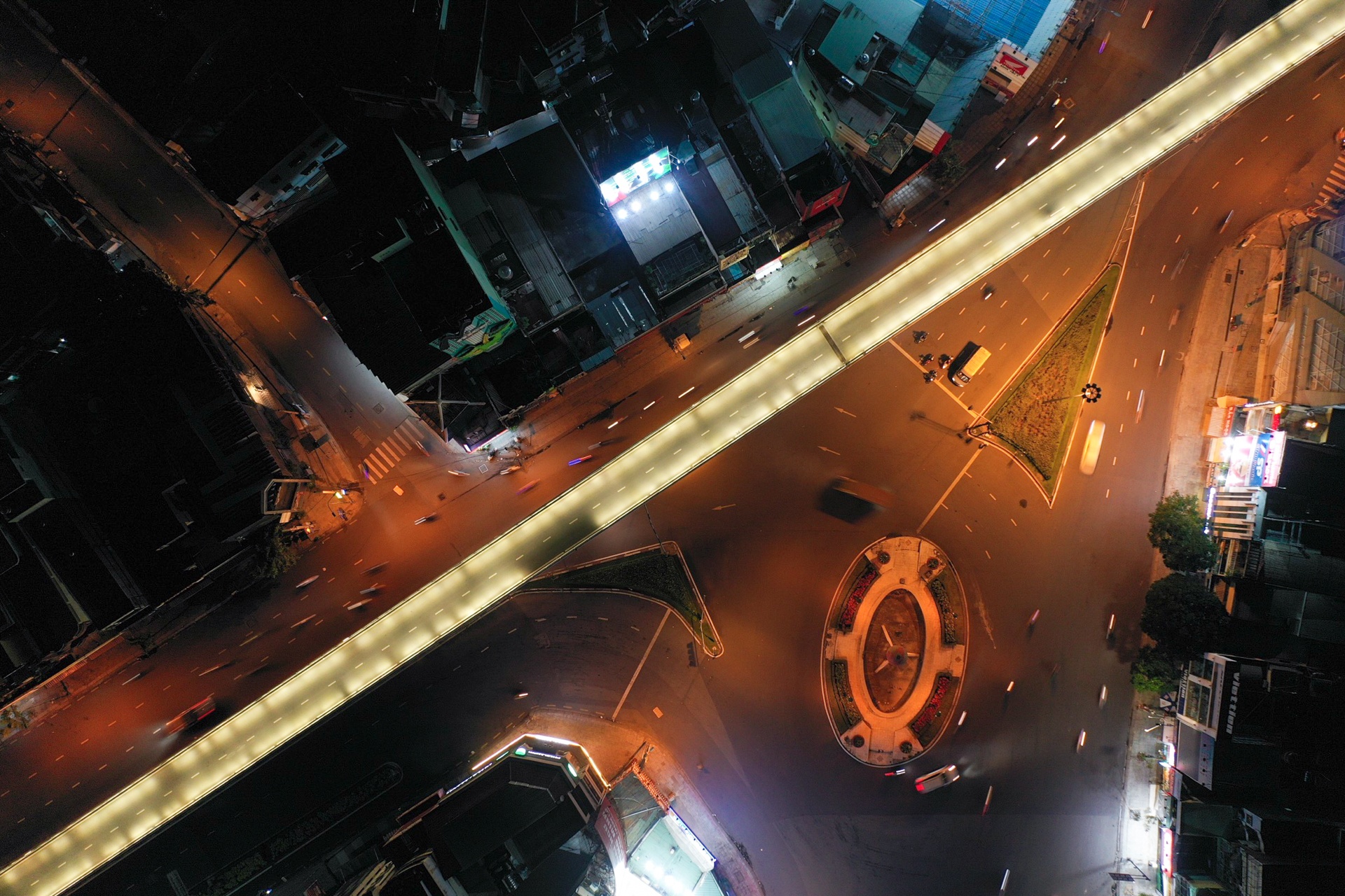 TP.HCM ngay dau gian cach anh 18