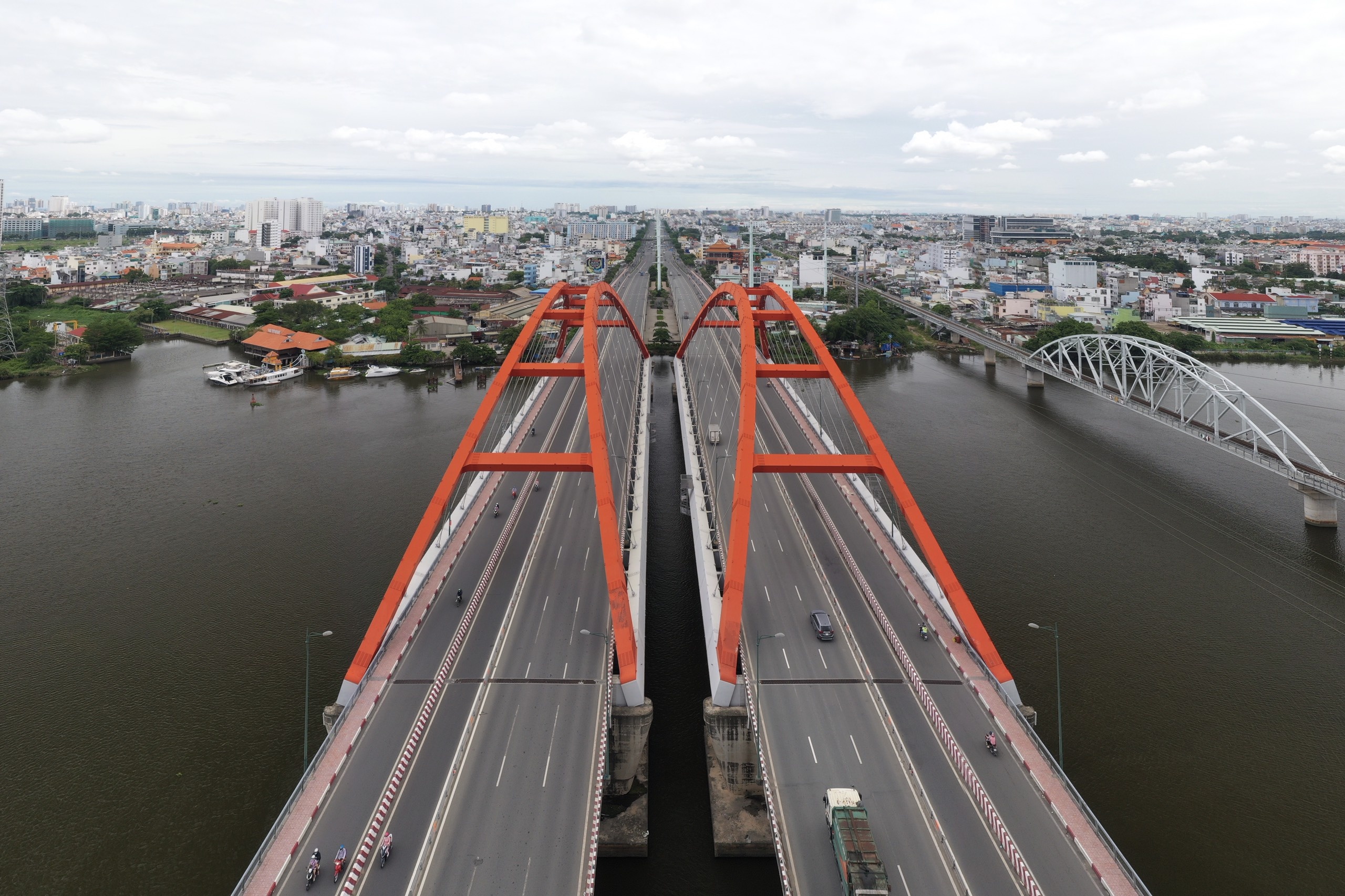 TP.HCM ngay dau gian cach anh 4