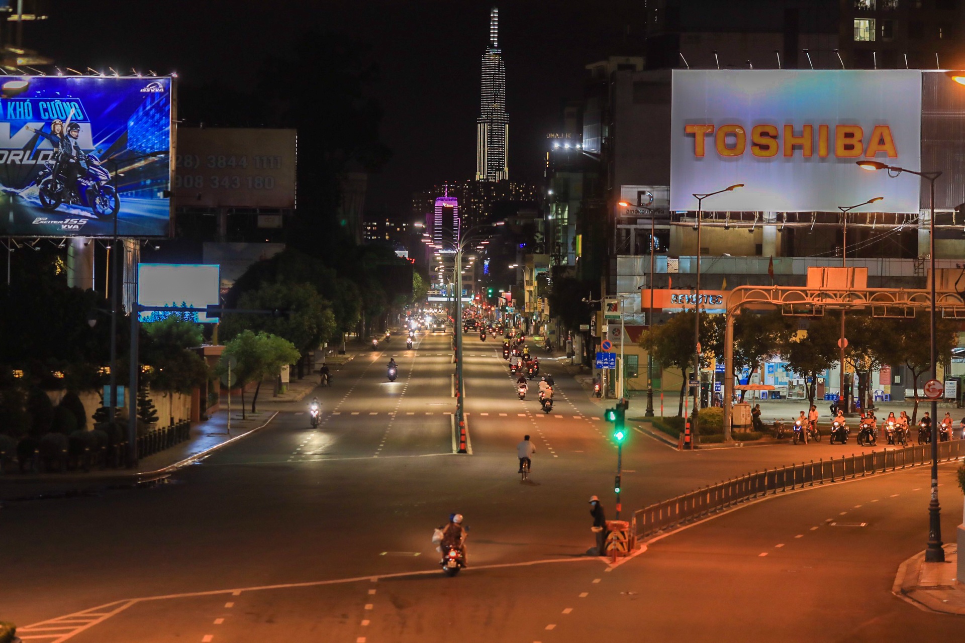 TP.HCM ngay dau gian cach anh 17