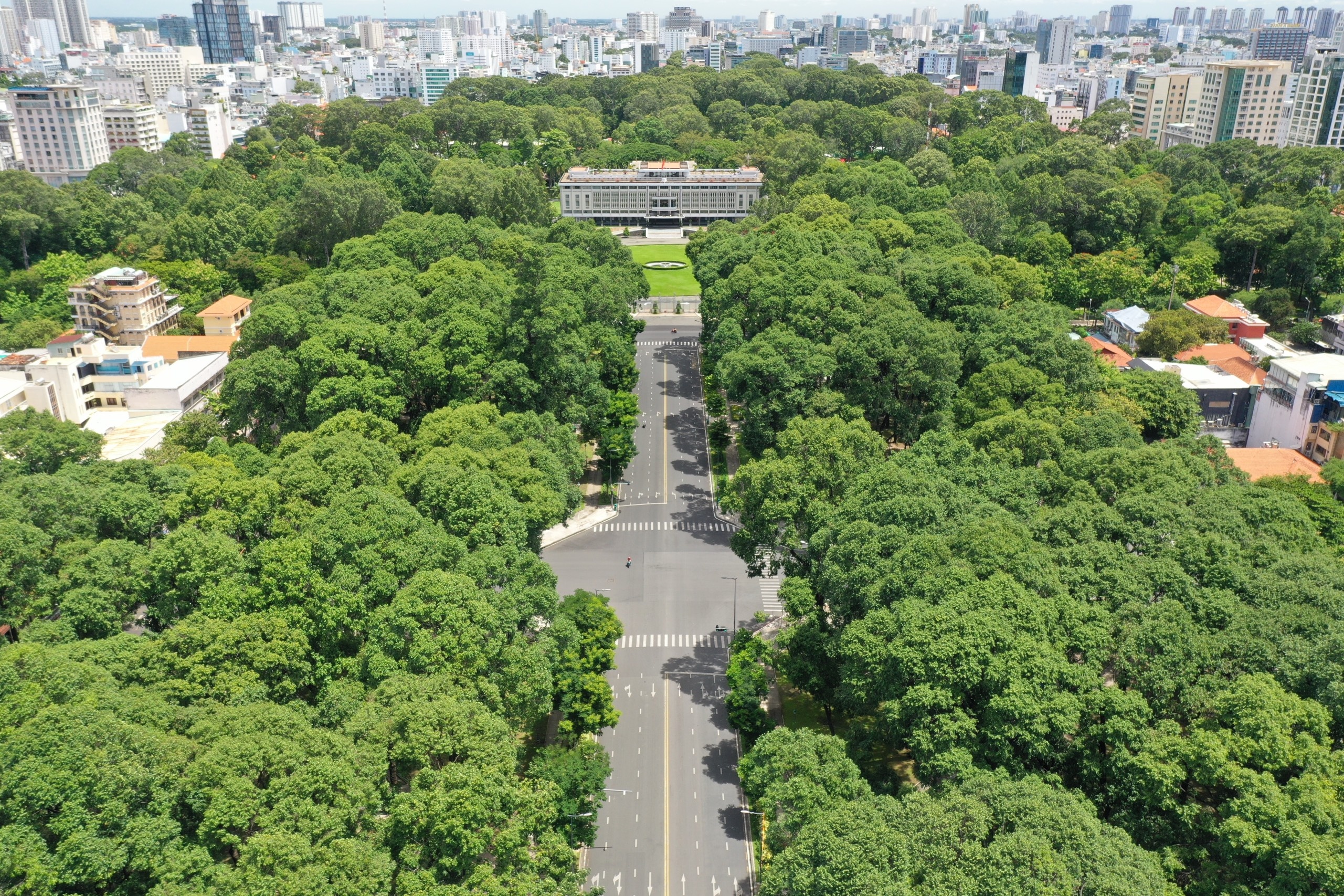 TP.HCM ngay dau gian cach anh 11