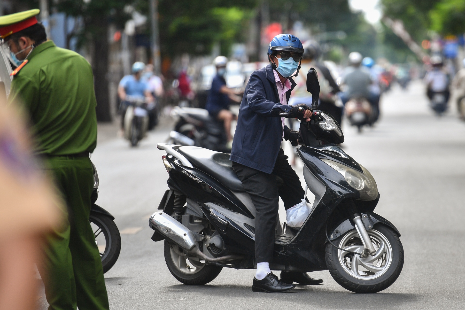 Nhieu nguoi quay dau xe khi thay chot kiem soat dich tai quan 3 hinh anh