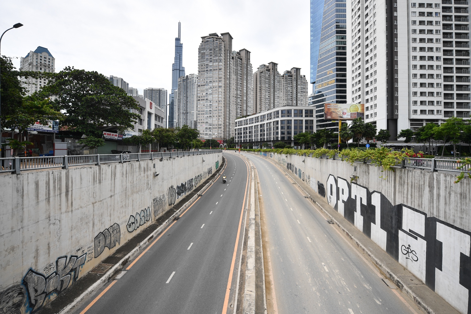 TP.HCM ngay dau gian cach anh 6