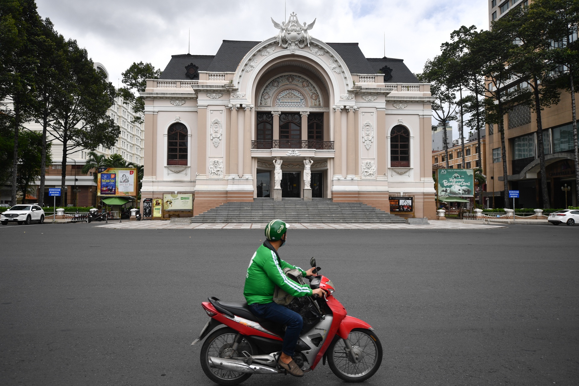 TP.HCM ngay dau gian cach anh 8