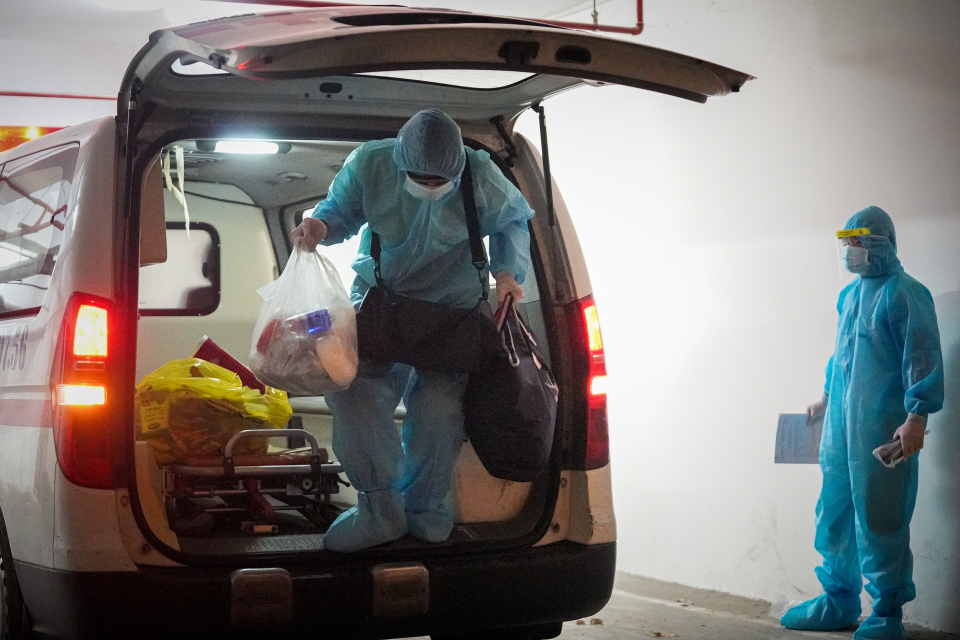 TP.HCM huy dong them xe cho ca benh Covid-19 anh 1