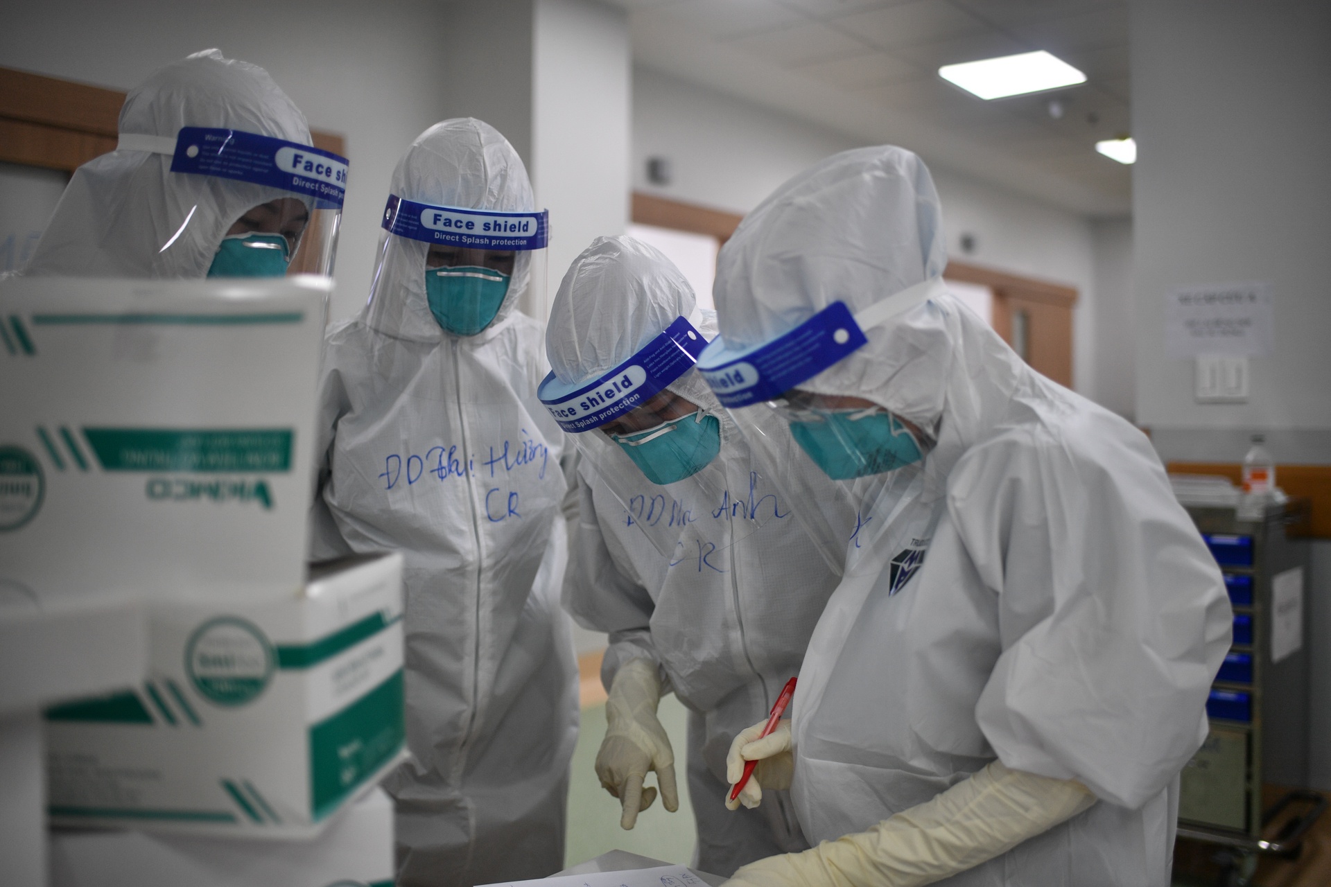 nhan vien y te tai TP.HCM qua tai anh 1