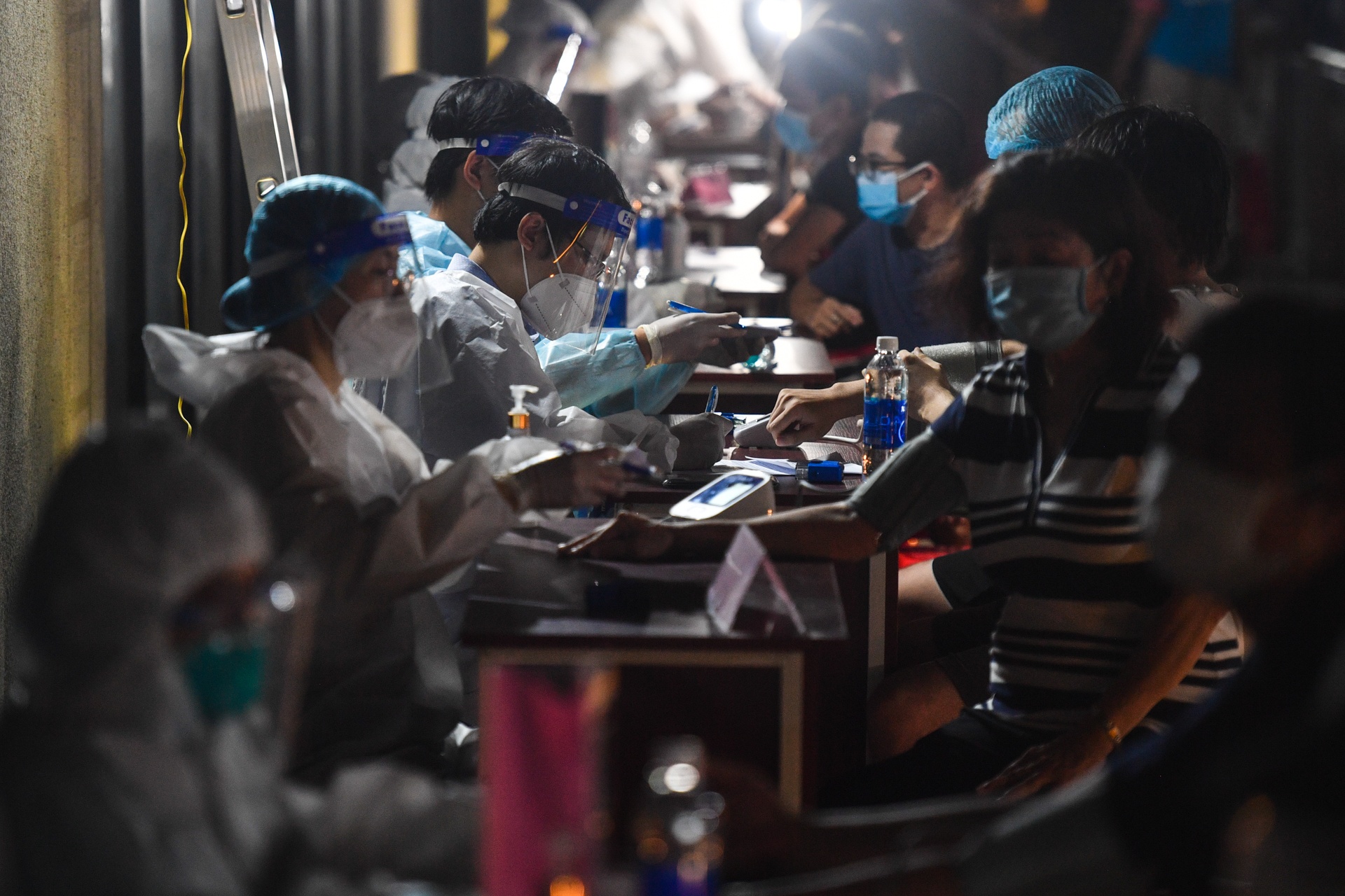 TP.HCM tiem vaccine trong dem anh 4