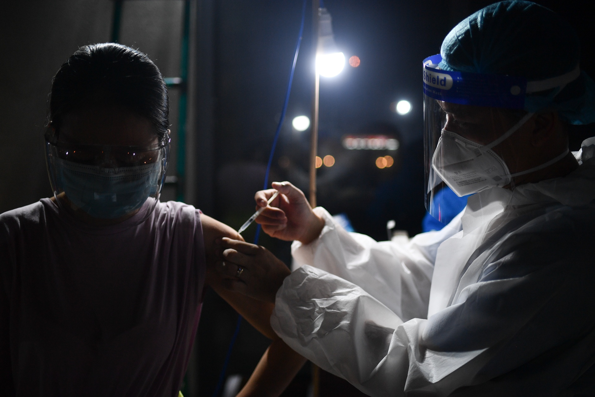 TP.HCM tiem vaccine trong dem anh 8