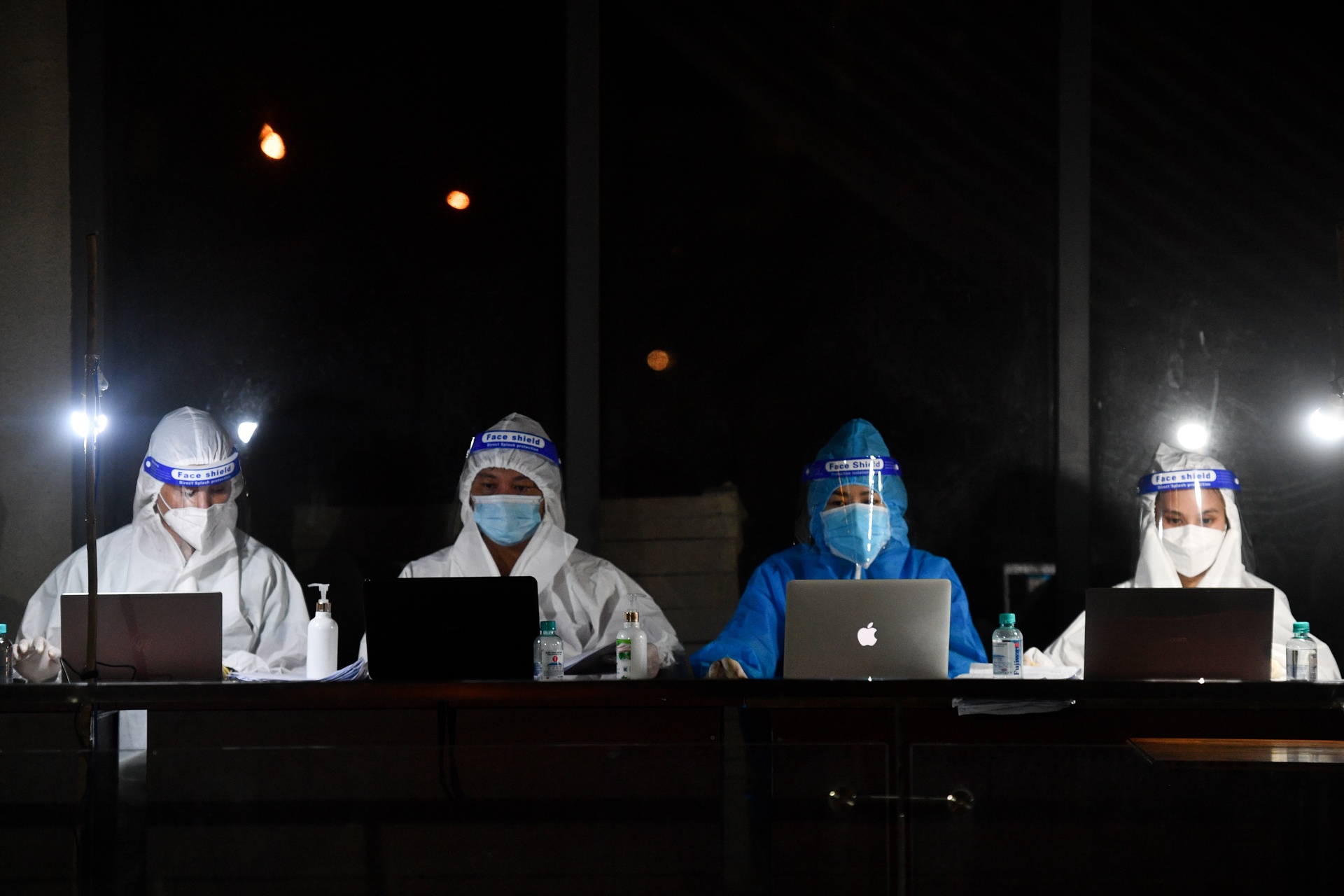 TP.HCM tiem vaccine trong dem anh 2